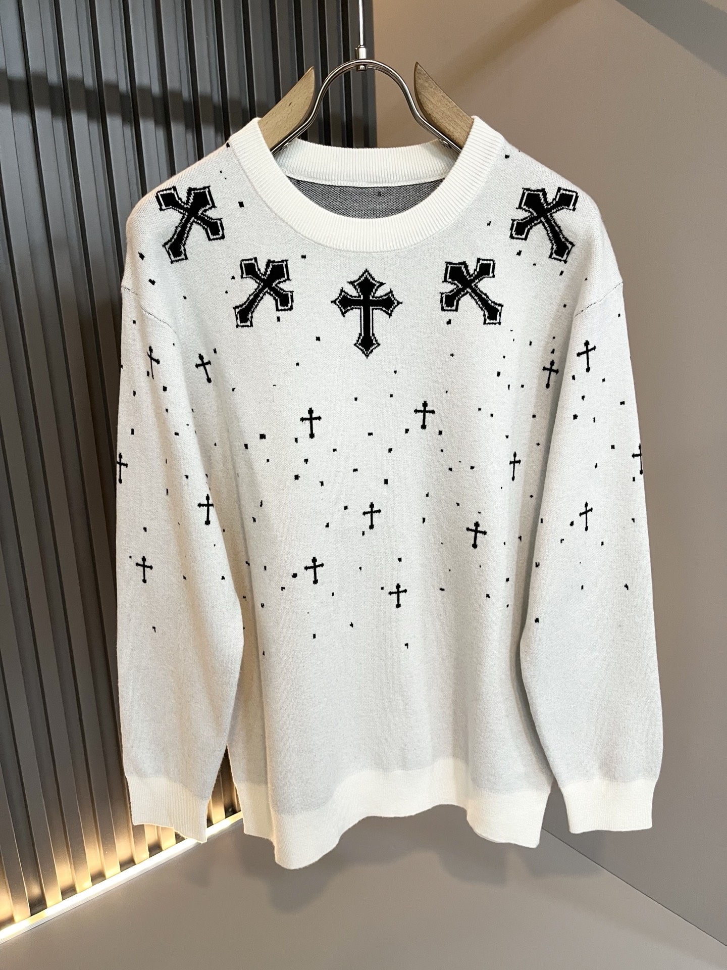 NO:625388,Chrome hear*s gram*heart 2025 autumn and winter new unisex knitted sweater, a sweater that makes you recognize from the bottom of your heart as a must-have in autumn and winter, and makes you more rare as time goes by, the king of the trendy high street, that is the trendy brand chrome  hear*s overcomes my heart. To be honest, wearing Crohn's pants is very fashionable. If you pair it with sweatpants, it will be very trendy. There is no words to say that it is fashionable on the street. It is made of custom knitted wool material and the fabric has a superb feel. This kind of comfort can be said to be heaven on earth when worn on the body. Crocheted logo on the body  The pattern design, the upper body is really not picky, the casual and chic taste is very good, which enhances the sense of fashion and appearance, and this type of pants is particularly easy to match with various types of shoes. The recognition is there, the toughness is strong, not easy to wear, and the details are very good. Size M-3XL, chrome  hearts,chrome hearts,alexander wang19860909Chrome hear*s克*心 2025秋冬新款男女同款针织羊毛衫,一款让你从心底认可秋冬必备羊毛衫,并且经过时间的推移而让你更加珍稀,潮流的高街之王,那就是潮牌chrome hear*s克*心,穿克罗心的实话讲很潮了,如果连卫裤也一起搭配,那就是潮爆了,潮爆街头没话说.定制针织羊毛材质制成,面料手感一绝,这种舒适感穿在身上,可以说是人间天堂了.衣身钩织logo图案设计,上身真心不挑人,休闲潇洒的味道特别足,提升时尚感和颜值,并且这样的裤型特别好搭配各种类型的鞋子.辨识度就在哪里,韧性足,不易磨损,细节工艺非常到位.尺码M-3XL,,chrome hearts,chrome hearts,alexander wang,Men's clothing