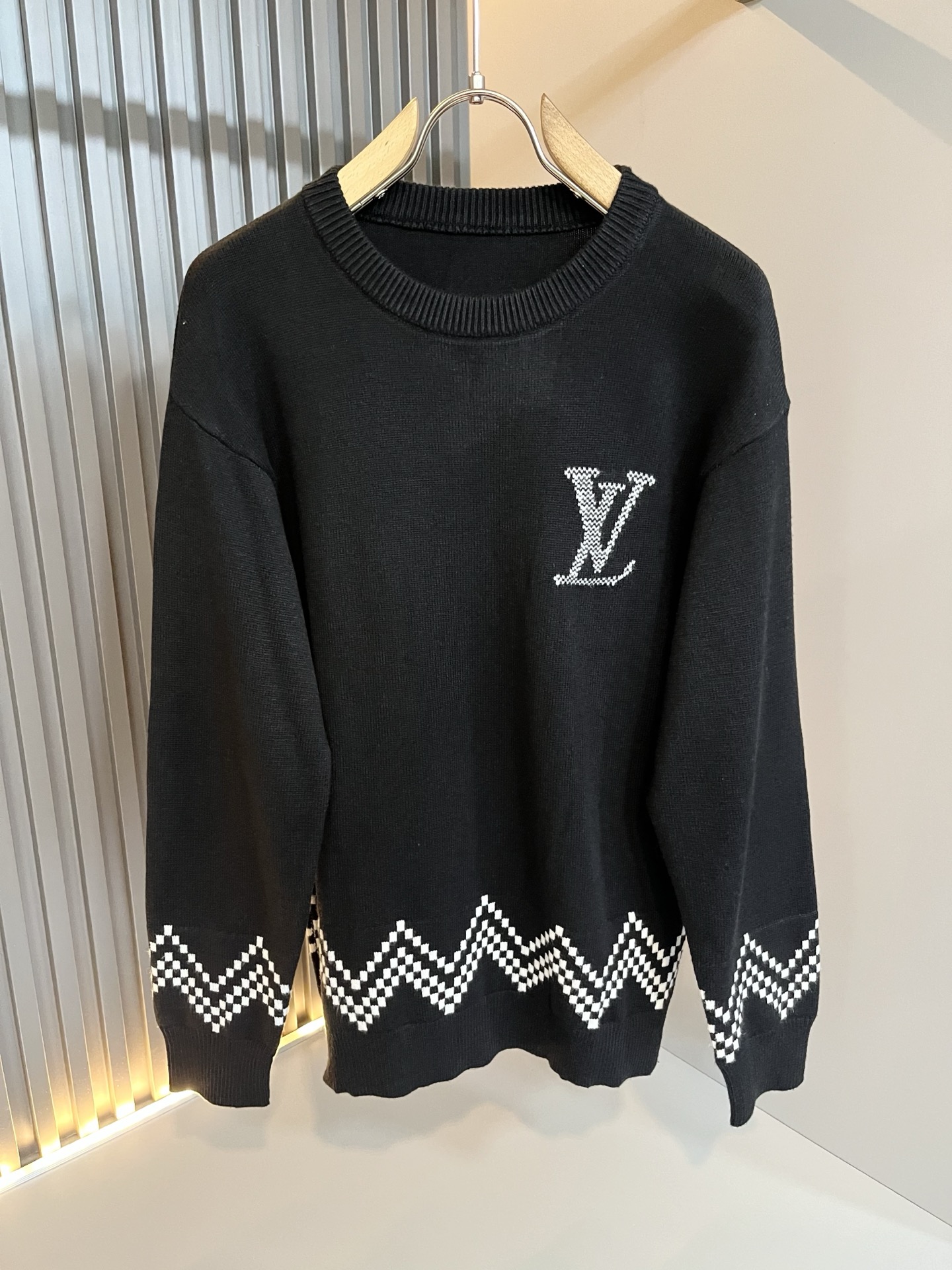 NO:625402,Louis Vuit*on 2025 autumn and winter Louis family light luxury knitted woolen sweater!  Same decoration for men and women!  The new high-end of the Louis family, the details and quality are always so perfect, and the creative designs are endless. You are not a fashionista if you don’t buy a few pieces of Louis this autumn and winter. The logo pattern on the chest is crocheted!  It is something that everyone loves. Made of top-quality wool blend, it is super soft and tough, and has excellent breathability. It comes from world-class trading OEM channels, and the quantity is extremely rare and sold out. It is a presbyopic item that is released every year by 'Donkey Brand'.  The body logo presents an unusual texture, clean and neat. This is the Louis family's unique skill and the latest craftsmanship of this season. The level of detail has reached the top, and the slim and three-dimensional tailoring is a unique design. It is a fusion of luxury and fashion!  Size M-3XL,,louis vuitton,louis vuitton,louis vuitton,alexander wang19860909Louis Vuit*on 2025秋冬路易家族轻奢针织羊毛衫！男女同款装饰！ 路易家族的新高端,细节品质永远的那么完美无瑕,创意设计层出不穷.今年秋冬季节没有入手几件路易你算不上时尚达人.胸前logo图案钩织设计！实属人见人爱的东西.顶级羊毛混纺打造,超级柔软且具有韧性,透气感也是绝佳.来自世界级贸易级别的代工厂渠道,数量极其稀少售完无补.“驴牌”每年都会出的老花单品,立体Logo呈现不一般的质感,干净俐落.这是路易家族的看家绝活也是本季度的最新工艺.细致化程度已经达到顶端了,修身立体剪裁的版型设计堪称一绝.属于奢华与时尚的融合！尺码M-3XL,,louis vuitton,louis vuitton,louis vuitton,alexander wang,Men's clothing