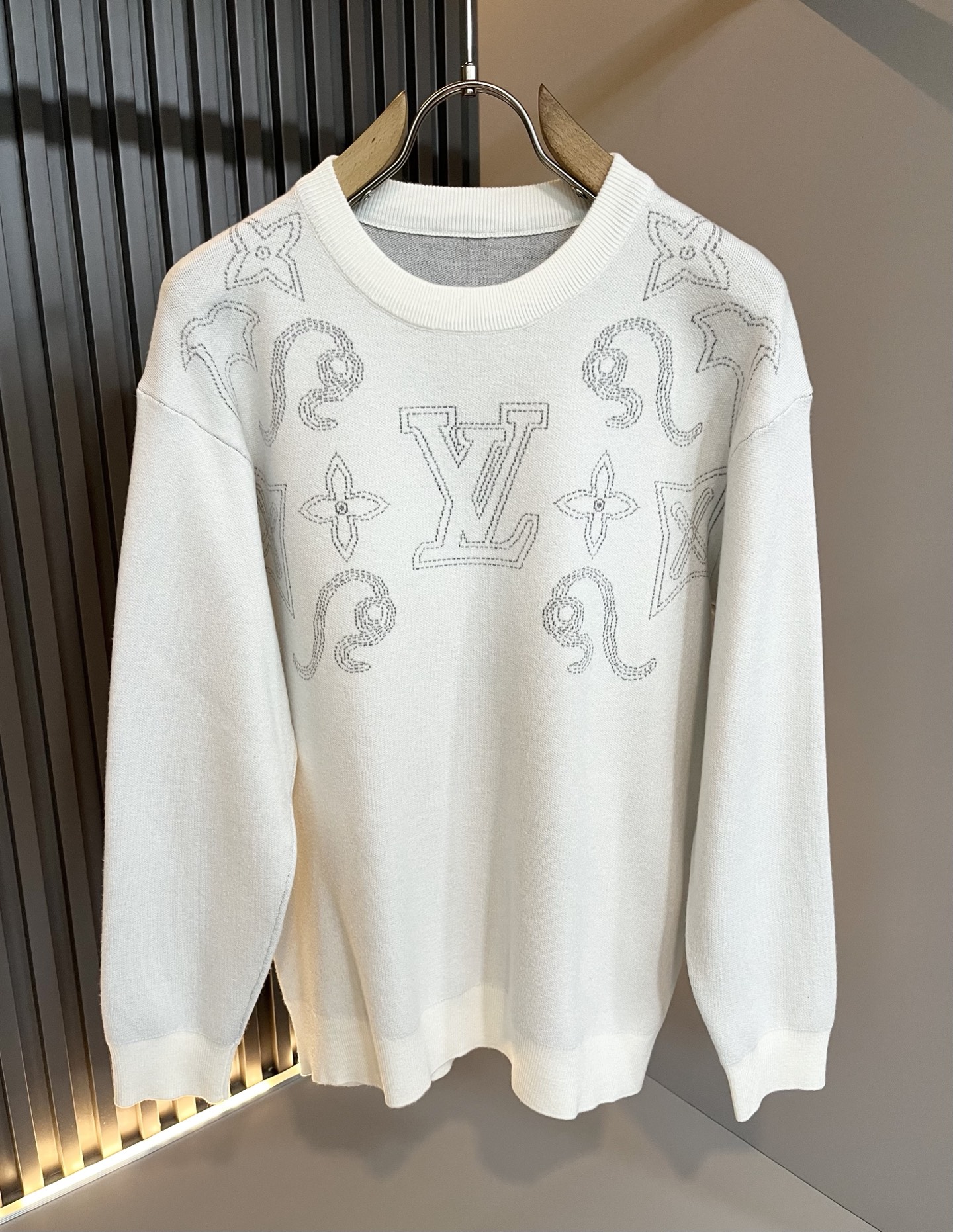 NO:625418,Louis Vuit*on 2025 autumn and winter Louis family light luxury knitted woolen sweater!  Same decoration for men and women!  The new high-end of the Louis family, the details and quality are always so perfect, and the creative designs are endless. You are not a fashionista if you don’t buy a few pieces of Louis this autumn and winter. The logo pattern on the chest is crocheted!  It is something that everyone loves. Made of top-quality wool blend, it is super soft and tough, and has excellent breathability. It comes from world-class trading OEM channels, and the quantity is extremely rare and sold out. It is a presbyopic item that is released every year by 'Donkey Brand'.  The body logo presents an unusual texture, clean and neat. This is the Louis family's unique skill and the latest craftsmanship of this season. The level of detail has reached the top, and the slim and three-dimensional tailoring is a unique design. It is a fusion of luxury and fashion!  Size M-3XL,,louis vuitton,louis vuitton,louis vuitton,alexander wang19860909Louis Vuit*on 2025秋冬路易家族轻奢针织羊毛衫！男女同款装饰！ 路易家族的新高端,细节品质永远的那么完美无瑕,创意设计层出不穷.今年秋冬季节没有入手几件路易你算不上时尚达人.胸前logo图案钩织设计！实属人见人爱的东西.顶级羊毛混纺打造,超级柔软且具有韧性,透气感也是绝佳.来自世界级贸易级别的代工厂渠道,数量极其稀少售完无补.“驴牌”每年都会出的老花单品,立体Logo呈现不一般的质感,干净俐落.这是路易家族的看家绝活也是本季度的最新工艺.细致化程度已经达到顶端了,修身立体剪裁的版型设计堪称一绝.属于奢华与时尚的融合！尺码M-3XL,,louis vuitton,louis vuitton,louis vuitton,alexander wang,Men's clothing