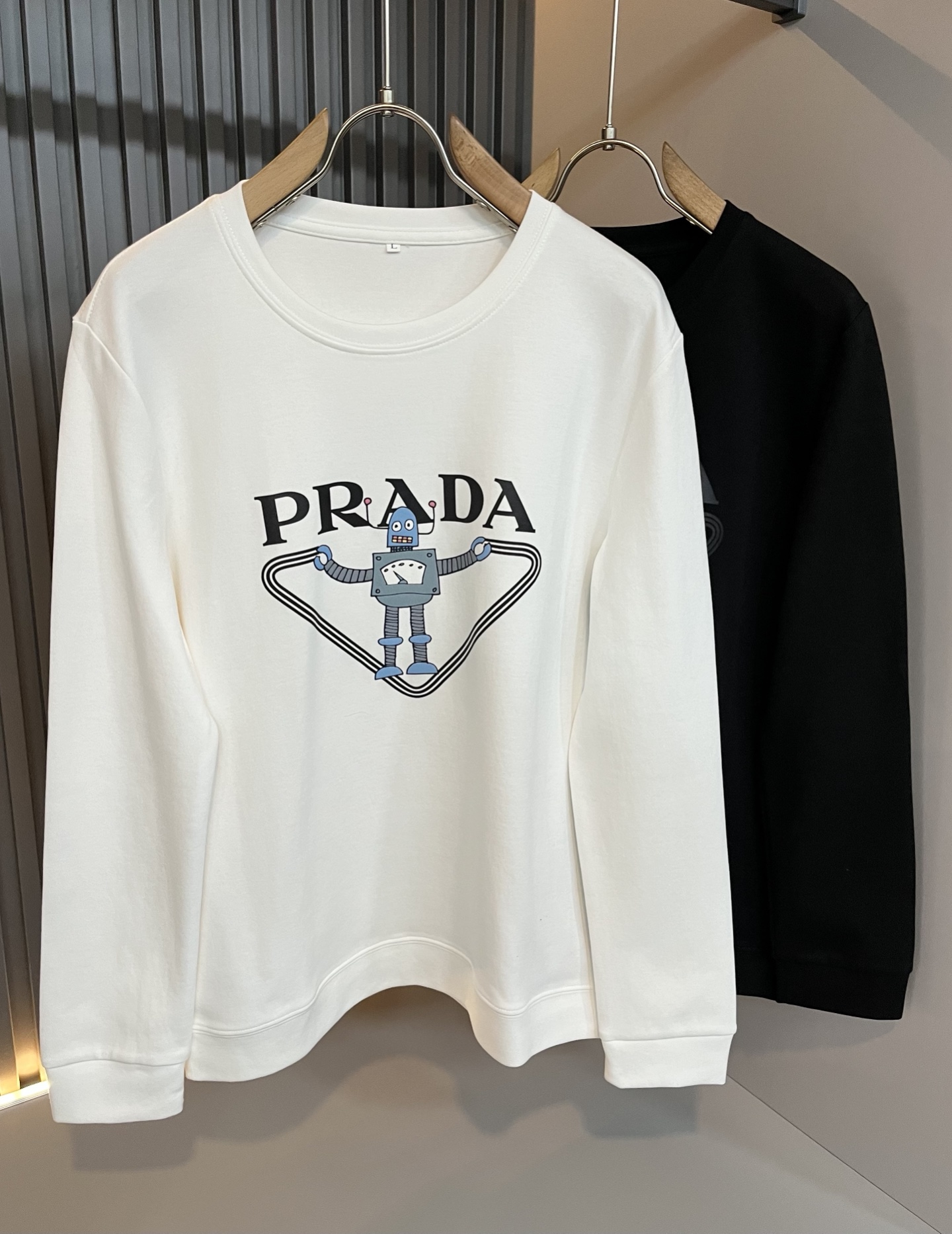 NO:629006,PRAD*A's new 2025 autumn and winter men's long-sleeved bottoming shirt, the latest model is exclusively available on the entire network!  !  ~It is both classic and fashionable, who doesn’t love it? It shows the classic again, it is very eye-catching, and it has a low-luxury aura and recognition!  Pr*da's traditional brand concept and modern advanced technology are perfectly combined. Coupled with an extremely modern and simple design, Pr*da's exclusive logo pattern printing design!  Customized 100% imported velvet cotton fabric!  The texture of this model is quite impressive. You can tell the specifications and grades at your fingertips. The level of finesse and breathability are top-notch!  Size M-4XL,,prada,alexander wang19860909PRAD*A普*达2025秋冬新款男士长袖打底衫,最新款全网独家首上！！~既经典有时尚百搭,谁不爱啊,将经典再次展现,非常的耐看,自带低奢光环与辨识度！Pr*da传统的品牌理念和现代化的先进技术进行了完美结合.加上极其现代摩登风范的简约设计,p家专属logo图案印花设计！定制百分百进口绒棉面料！此款的质感相当感人 触手便知规格档次 细腻程度与透气效果堪称顶级！尺码M-4XL,,prada,alexander wang,Men's clothing