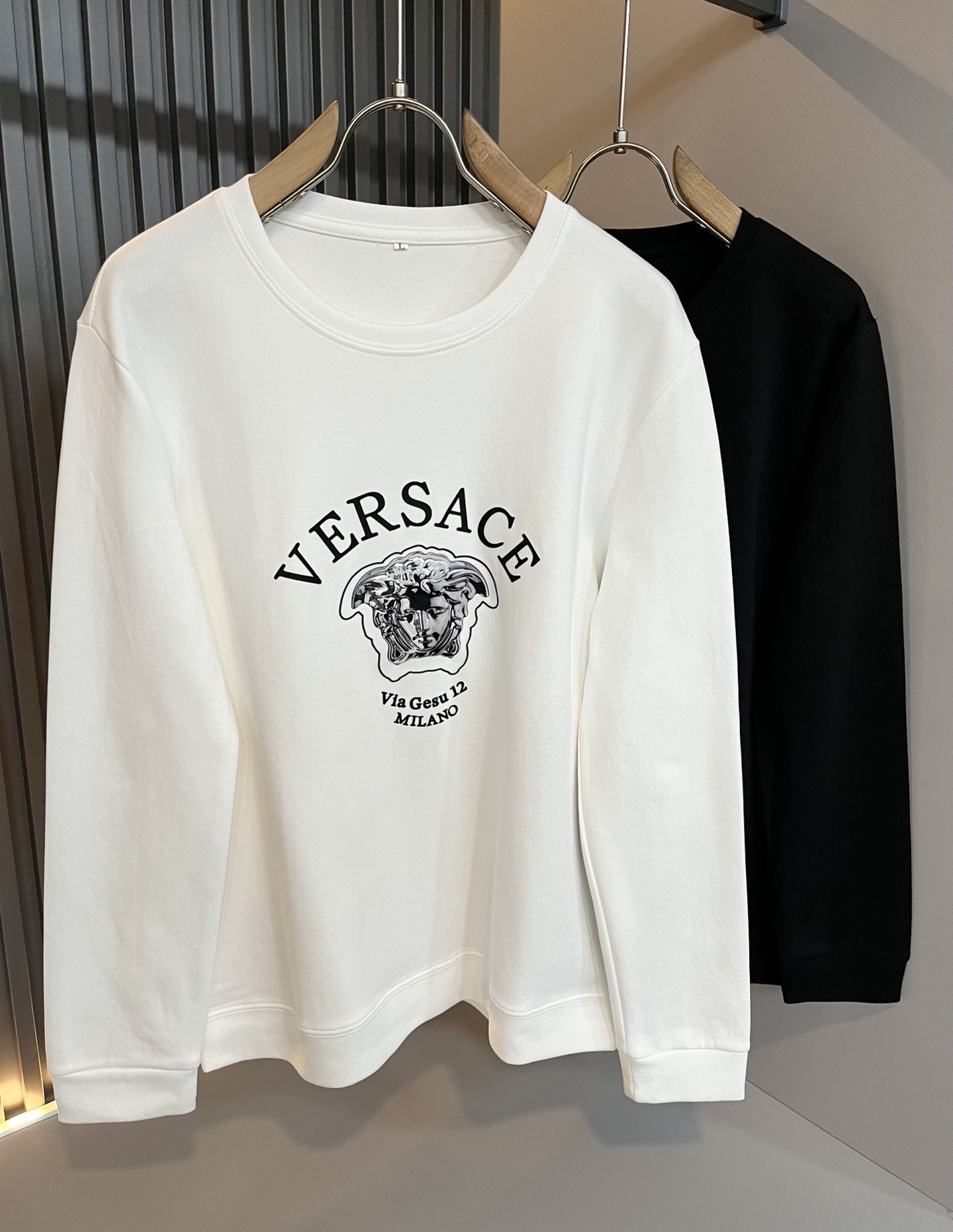 NO:629022,VERS*CE/fan*zhe 2025 autumn and winter new original long-sleeved bottoming shirt, VERS*CE/fan*zhe trading company channel product Medusa head letter logo image printing design!  The decoration is extremely delicate and highlights the gradient effect!  Made with heavy embroidery craftsmanship, it has a strong three-dimensional effect. It can only be produced with advanced German equipment, highlighting the incomparable visual luxury. The craftsmanship is extremely high and the craftsmanship is very important!  Imported long-staple cotton fabric, excellent skin-friendliness, extremely perfect details, impeccable, excellent upper body effect, very eye-catching, no doubt the rate of return, a great item to improve the vision in the wardrobe, whether it is worn inside or alone, it is very handsome. Sizes M-4XL, versace, alexander wang19860909VERS*CE/范*哲 2025秋冬新品原单长袖打底衫,VERS*CE/范*哲 贸易公司渠道 产品 美杜莎头像字母logo图像印花设计！装饰极为精致凸显渐变效果！重磅刺绣工艺打造,立体感极强,唯有德国先进设备方能制作,凸显了视觉无敌的震撼奢华,工艺水准极高,非常重工匠心！客供进口长绒棉面料,亲肤性绝佳,细节极致完美,无可挑剔,上身效果非常出色,非常招眼吸睛,回头率毋庸置疑,衣橱里改良视觉的绝佳单品,无论内搭还是单穿都爆帅十足.尺码M-4XL,,versace,alexander wang,Men's clothing