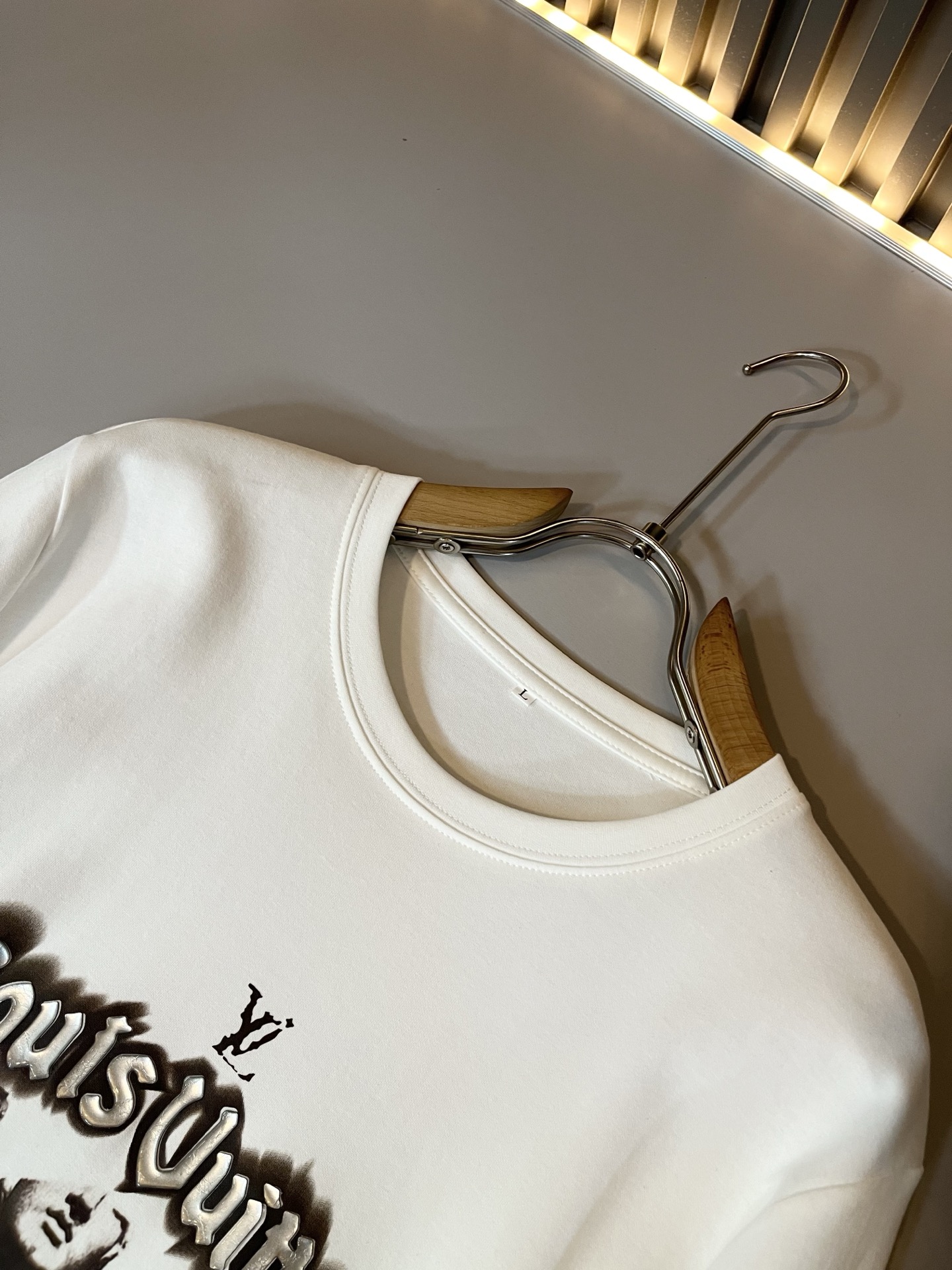 LouisVuitt*路易*登 2025秋冬新款男士长袖打底衫，非常时髦胸前logo压胶修饰！区别于以往