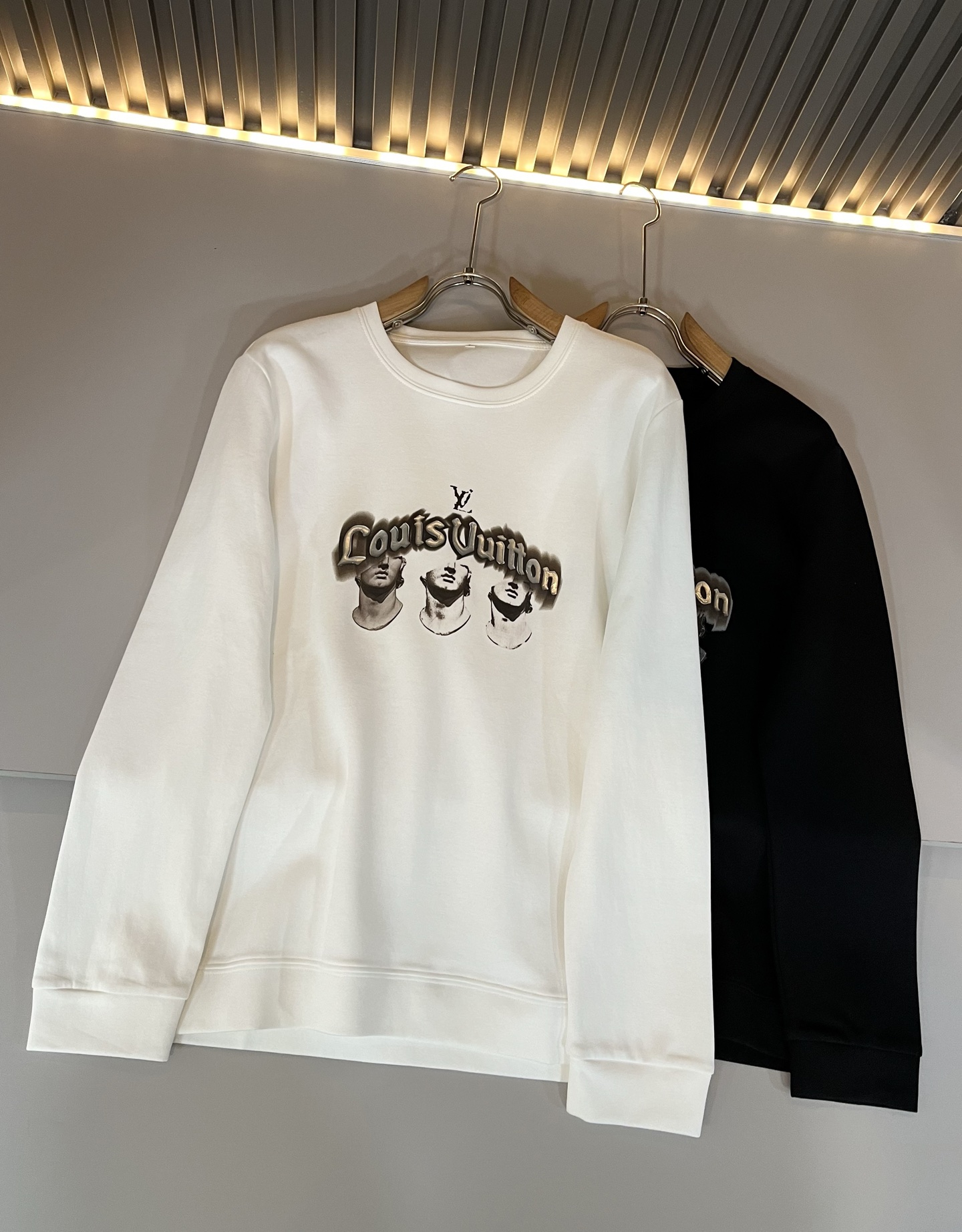 LouisVuitt*路易*登 2025秋冬新款男士长袖打底衫，非常时髦胸前logo压胶修饰！区别于以往