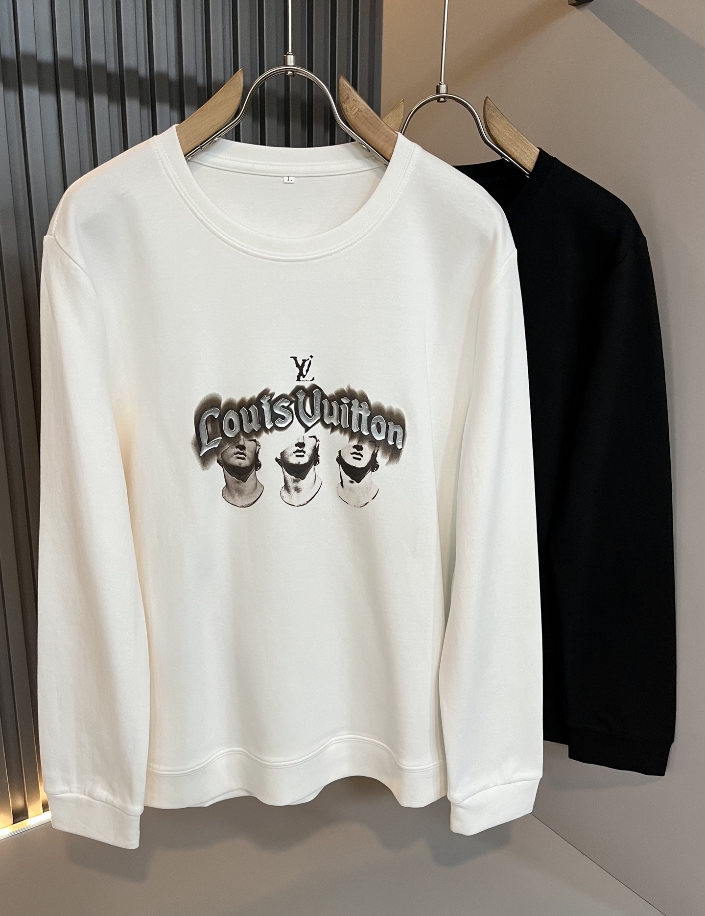 NO:629073,LouisVuitt* Louis*den's new 2025 autumn and winter men's long-sleeved bottoming shirt, very fashionable with logo embossed decoration on the chest!  It is different from the past and declares the design concept that the brand has inherited for many years!  Its eye-catching appeal is no less than any classic style, perfectly presenting the sense of fashion, high-end and luxury to the world!  Made from carefully selected high-quality pure cotton fabrics, it feels soft, waxy, and delicate against the skin. The actual product will definitely exceed your imagination, and it will be used to the extreme!  Size M-4XL,,louis vuitton,louis vuitton,alexander wang19860909LouisVuitt*路易*登 2025秋冬新款男士长袖打底衫,非常时髦胸前logo压胶修饰！区别于以往的不同,宣示品牌传承多年的设计理念！其吸睛度完全不亚于任何经典款式,将时髦高级感与奢华感完美呈现在世人眼前！精选优质纯棉面料,触感软糯亲肤细腻,实物到手绝对超乎你的想象,发挥到了极致！尺码M-4XL,,louis vuitton,louis vuitton,alexander wang,Men's clothing