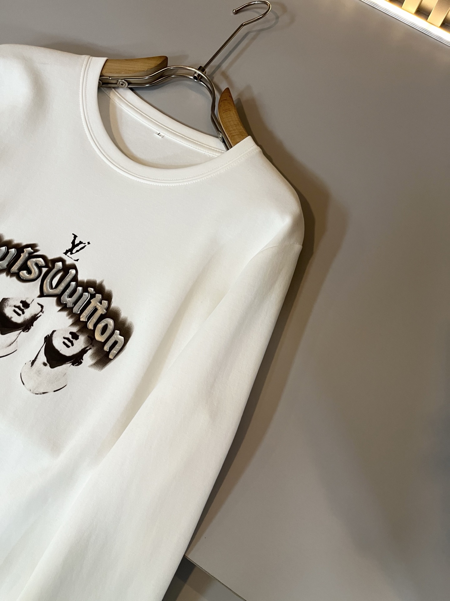 LouisVuitt*路易*登 2025秋冬新款男士长袖打底衫，非常时髦胸前logo压胶修饰！区别于以往