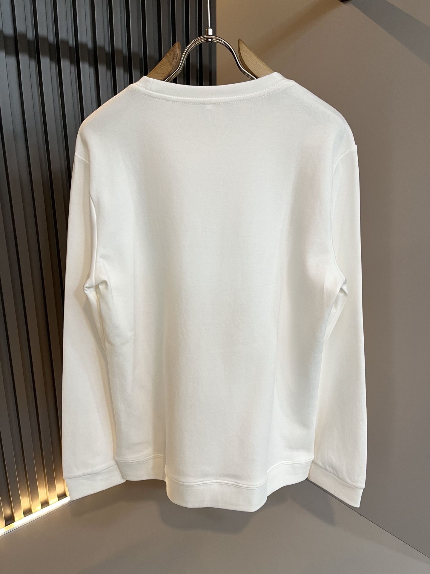 LouisVuitt*路易*登 2025秋冬新款男士长袖打底衫，非常时髦胸前logo压胶修饰！区别于以往