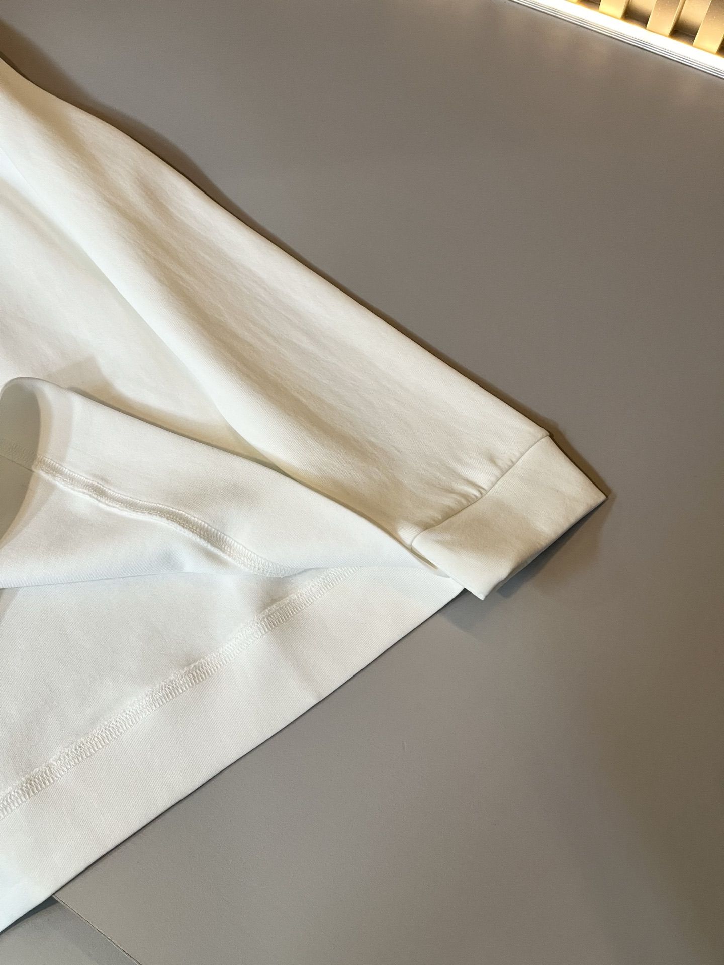 LouisVuitt*路易*登 2025秋冬新款男士长袖打底衫，非常时髦胸前logo压胶修饰！区别于以往