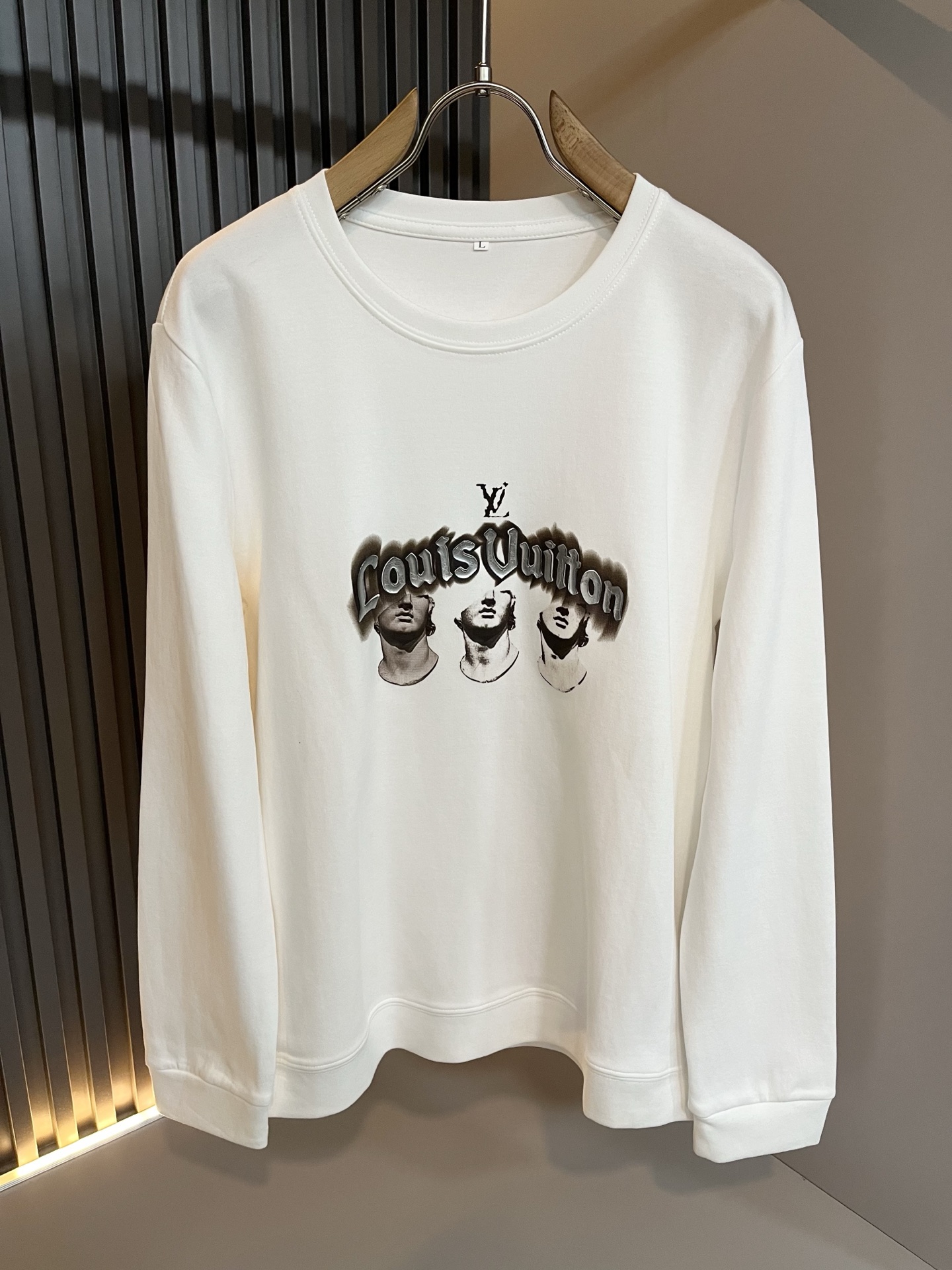 LouisVuitt*路易*登 2025秋冬新款男士长袖打底衫，非常时髦胸前logo压胶修饰！区别于以往