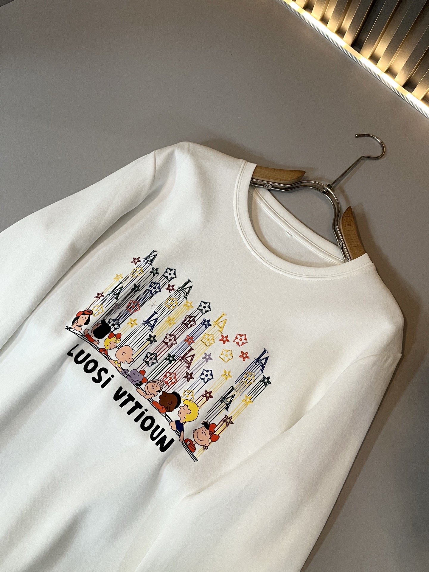 LouisVuitt*路易*登 2025秋冬新款男士长袖打底衫，非常时髦胸前logo压胶修饰！区别于以往