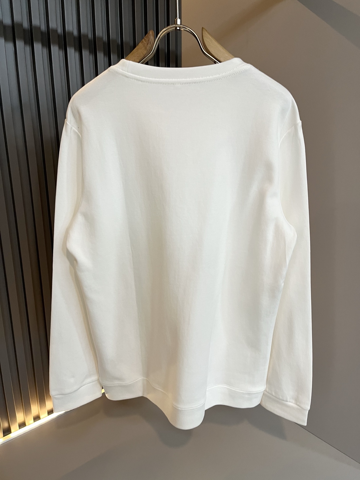 LouisVuitt*路易*登 2025秋冬新款男士长袖打底衫，非常时髦胸前logo压胶修饰！区别于以往