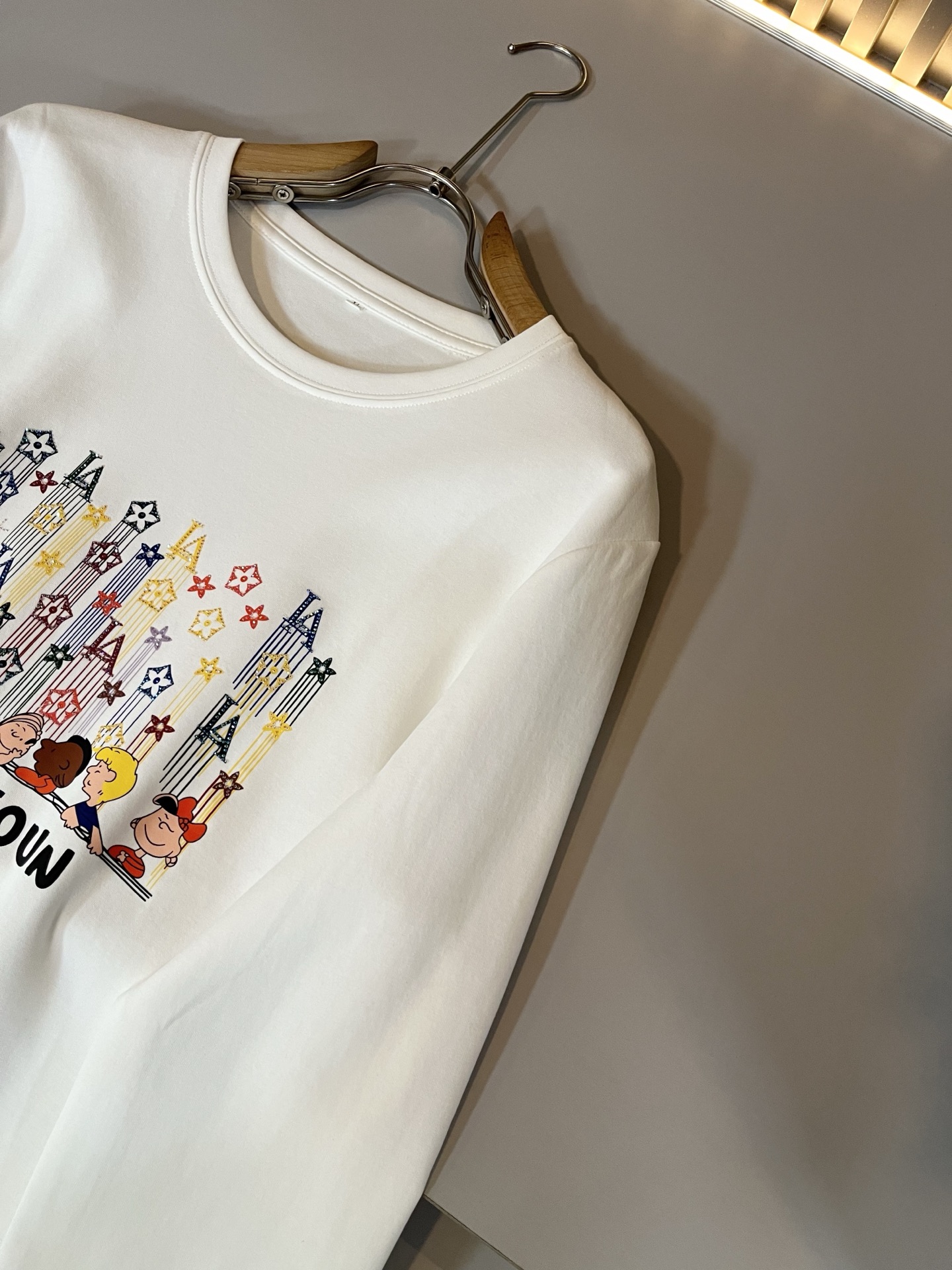 LouisVuitt*路易*登 2025秋冬新款男士长袖打底衫，非常时髦胸前logo压胶修饰！区别于以往