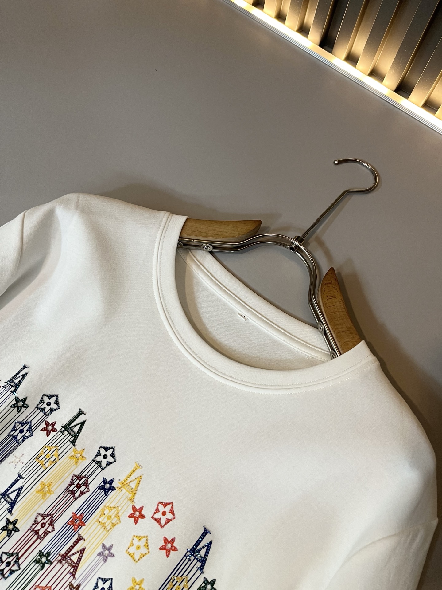 LouisVuitt*路易*登 2025秋冬新款男士长袖打底衫，非常时髦胸前logo压胶修饰！区别于以往