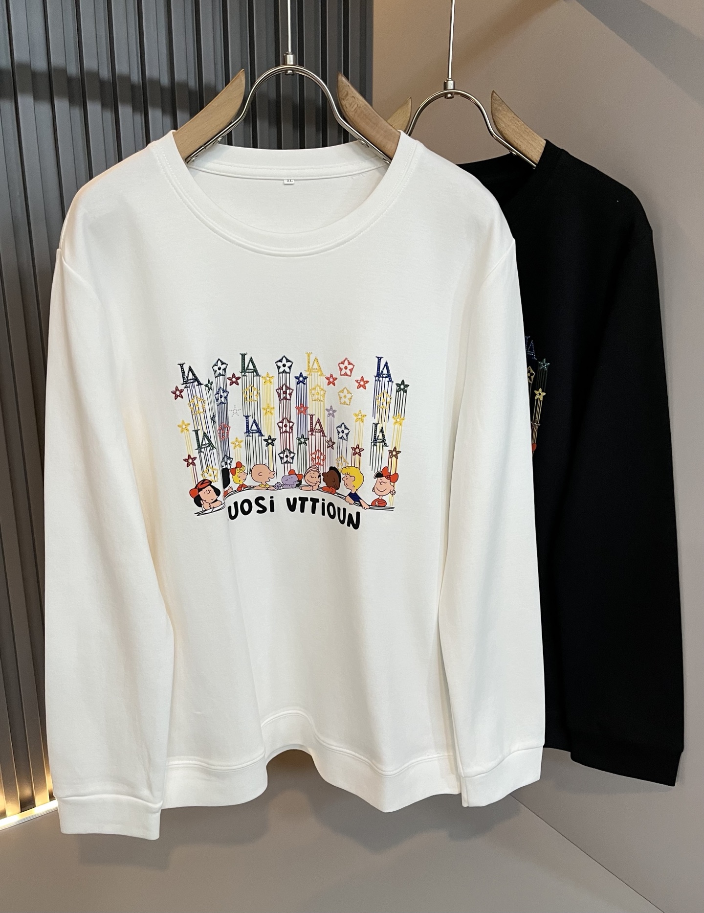 NO:629057,LouisVuitt* Louis*den's new 2025 autumn and winter men's long-sleeved bottoming shirt, very fashionable with logo embossed decoration on the chest!  It is different from the past and declares the design concept that the brand has inherited for many years!  Its eye-catching appeal is no less than any classic style, perfectly presenting the sense of fashion, high-end and luxury to the world!  Made from carefully selected high-quality pure cotton fabrics, it feels soft, waxy, and delicate against the skin. The actual product will definitely exceed your imagination, and it will be used to the extreme!  Size M-4XL,,louis vuitton,louis vuitton,alexander wang19860909LouisVuitt*路易*登 2025秋冬新款男士长袖打底衫,非常时髦胸前logo压胶修饰！区别于以往的不同,宣示品牌传承多年的设计理念！其吸睛度完全不亚于任何经典款式,将时髦高级感与奢华感完美呈现在世人眼前！精选优质纯棉面料,触感软糯亲肤细腻,实物到手绝对超乎你的想象,发挥到了极致！尺码M-4XL,,louis vuitton,louis vuitton,alexander wang,Men's clothing