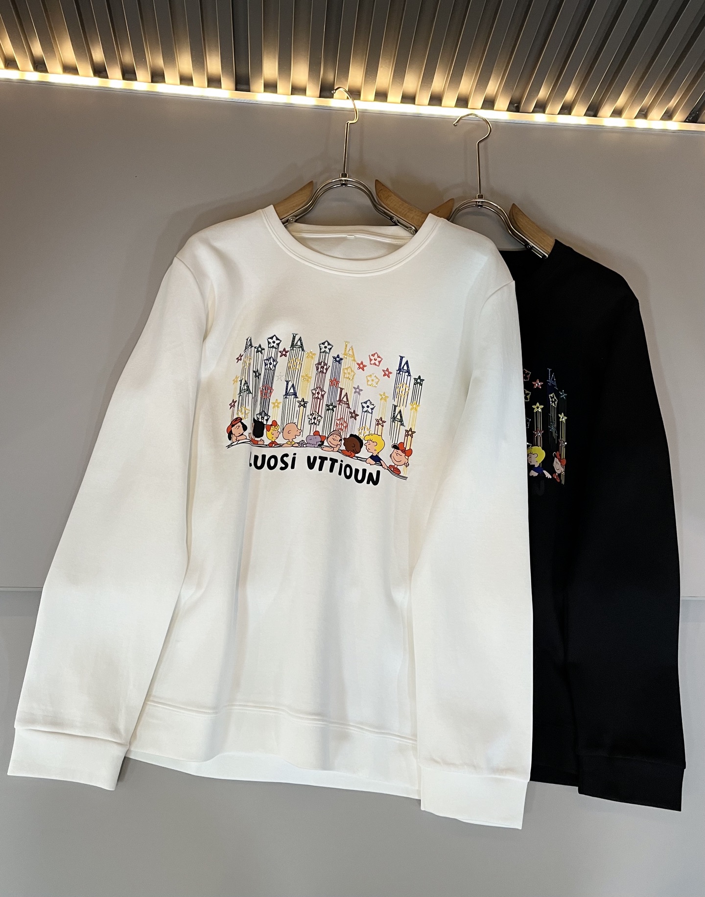 LouisVuitt*路易*登 2025秋冬新款男士长袖打底衫，非常时髦胸前logo压胶修饰！区别于以往