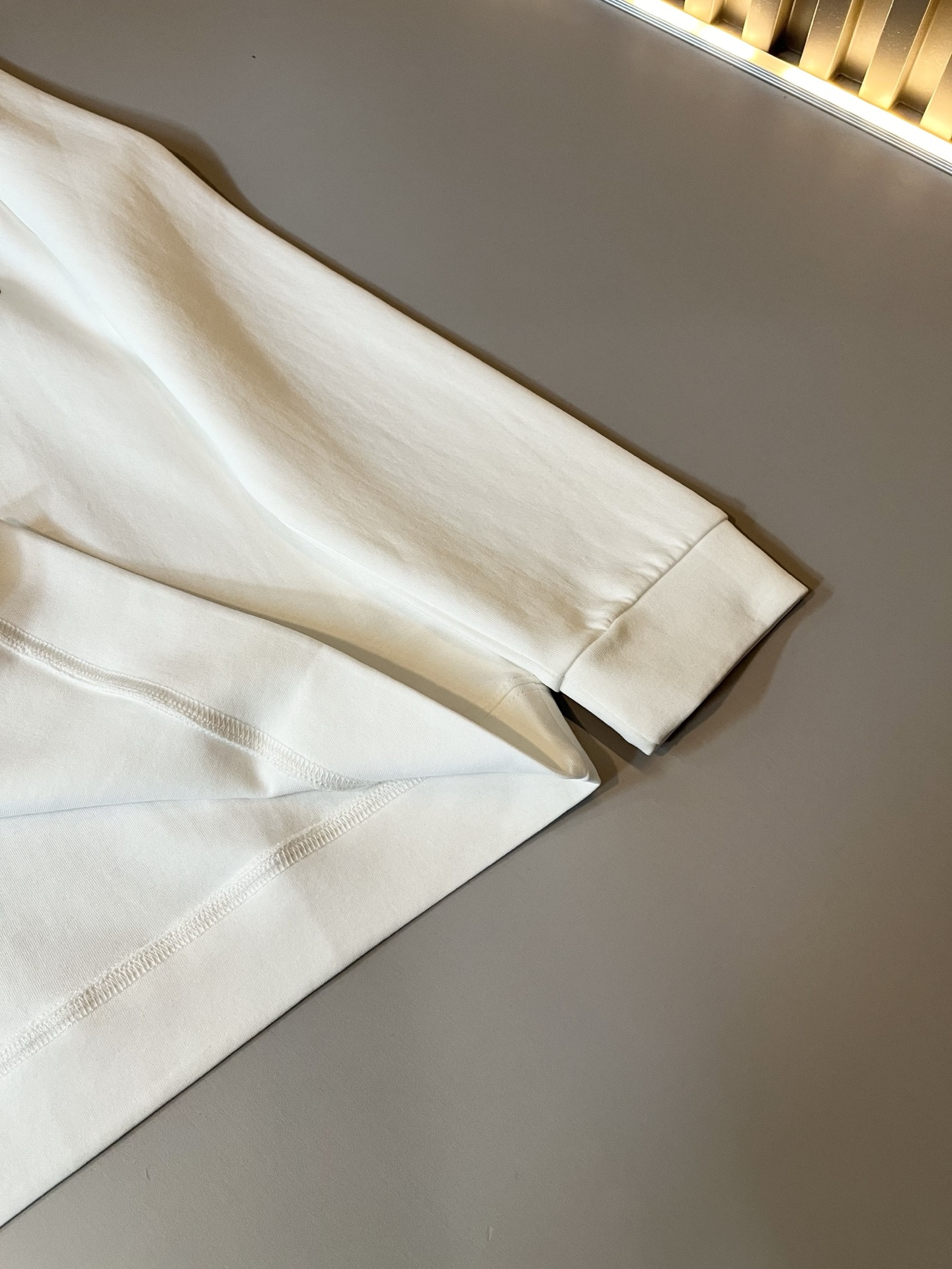 LouisVuitt*路易*登 2025秋冬新款男士长袖打底衫，非常时髦胸前logo压胶修饰！区别于以往