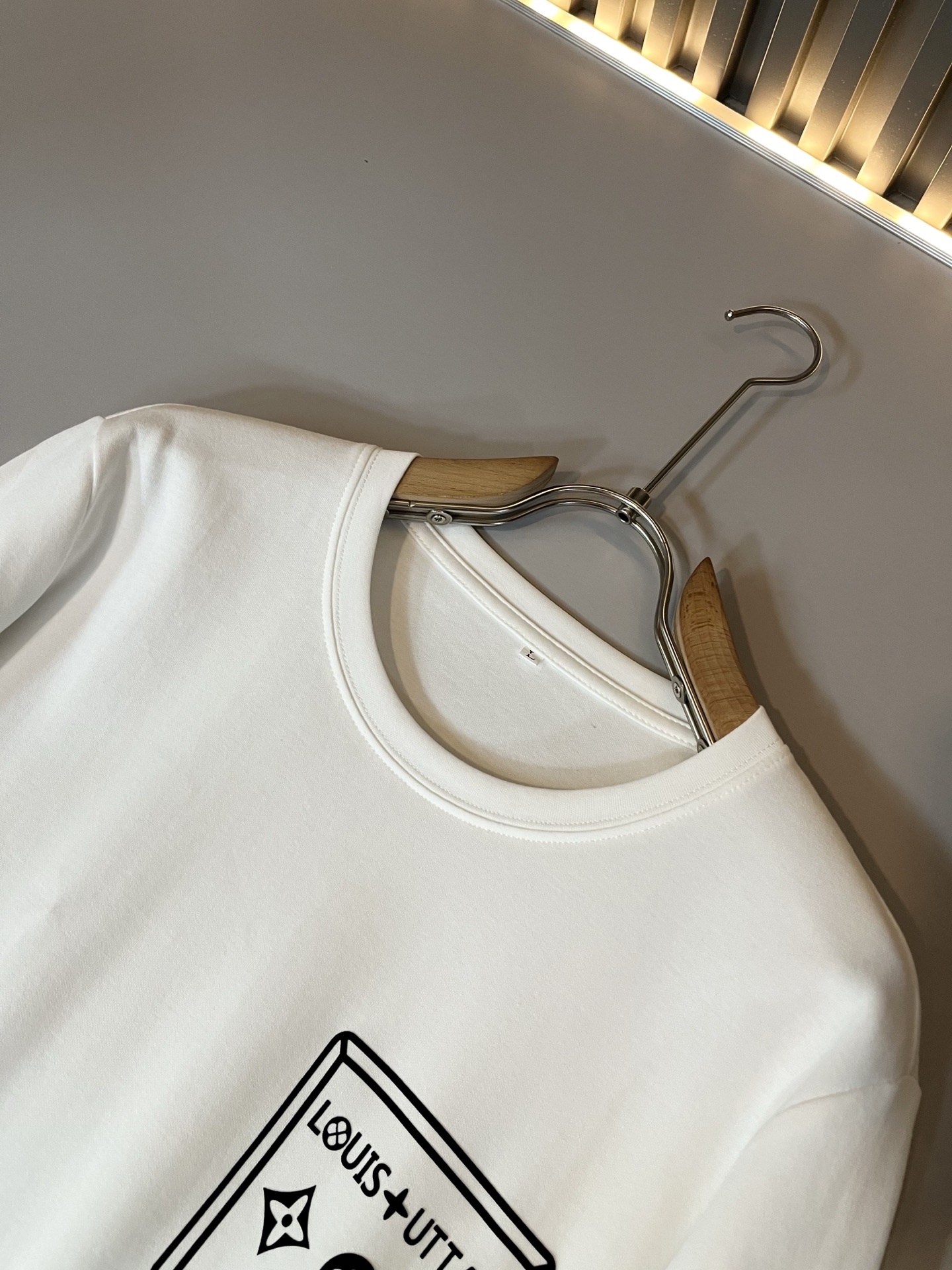 LouisVuitt*路易*登 2025秋冬新款男士长袖打底衫，非常时髦胸前logo压胶修饰！区别于以往