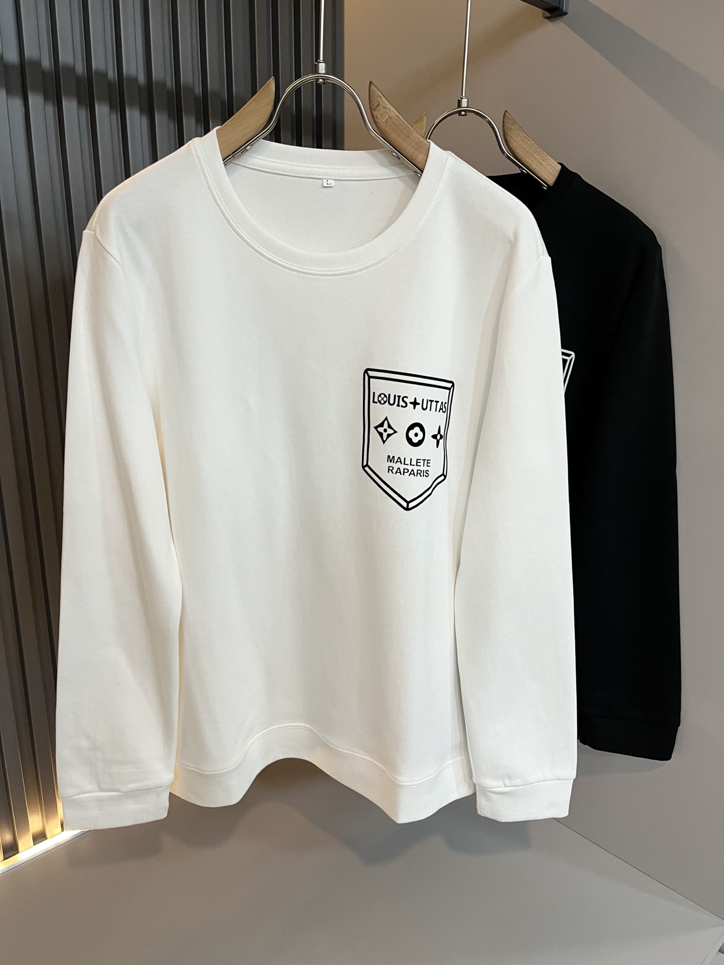 NO:629008,LouisVuitt* Louis*den's new 2025 autumn and winter men's long-sleeved bottoming shirt, very fashionable with logo embossed decoration on the chest!  It is different from the past and declares the design concept that the brand has inherited for many years!  Its eye-catching appeal is no less than any classic style, perfectly presenting the sense of fashion, high-end and luxury to the world!  Made from carefully selected high-quality pure cotton fabrics, it feels soft, waxy, and delicate against the skin. The actual product will definitely exceed your imagination, and it will be used to the extreme!  Size M-4XL,,louis vuitton,louis vuitton,alexander wang19860909LouisVuitt*路易*登 2025秋冬新款男士长袖打底衫,非常时髦胸前logo压胶修饰！区别于以往的不同,宣示品牌传承多年的设计理念！其吸睛度完全不亚于任何经典款式,将时髦高级感与奢华感完美呈现在世人眼前！精选优质纯棉面料,触感软糯亲肤细腻,实物到手绝对超乎你的想象,发挥到了极致！尺码M-4XL,,louis vuitton,louis vuitton,alexander wang,Men's clothing