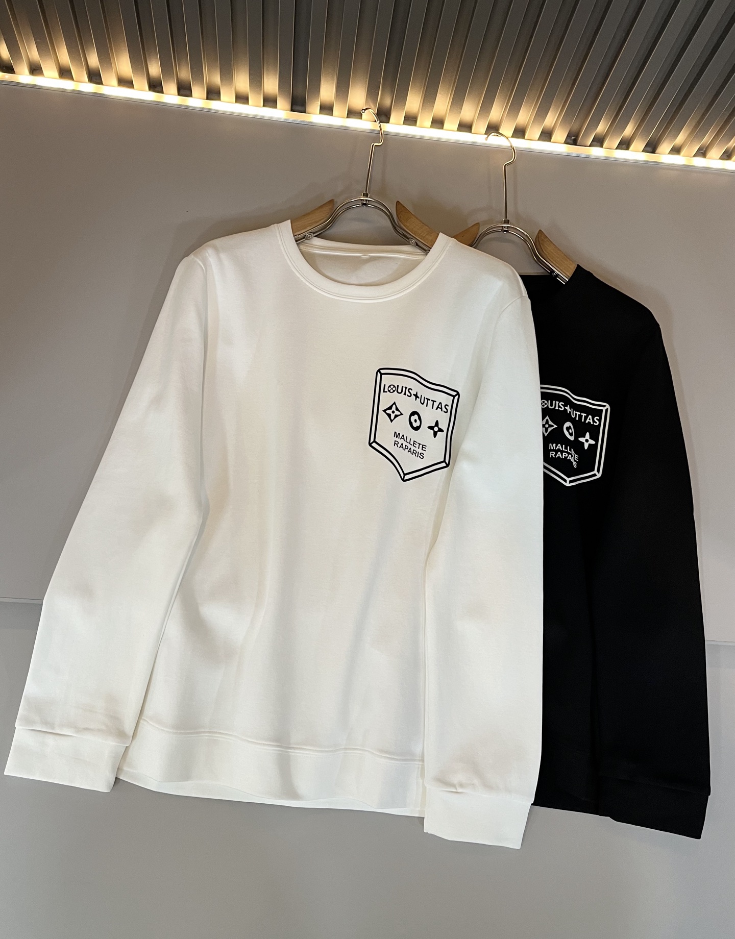 LouisVuitt*路易*登 2025秋冬新款男士长袖打底衫，非常时髦胸前logo压胶修饰！区别于以往