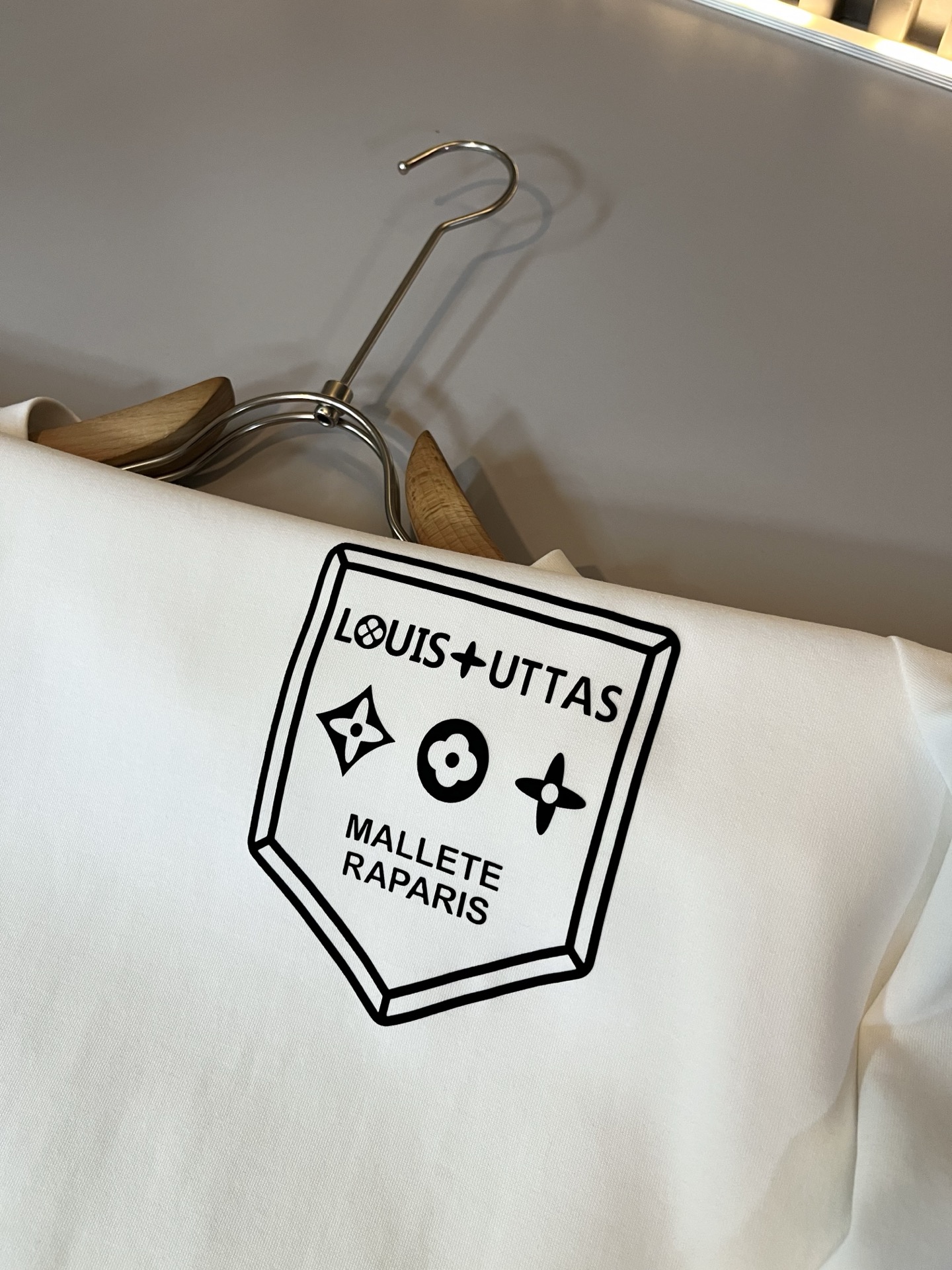 LouisVuitt*路易*登 2025秋冬新款男士长袖打底衫，非常时髦胸前logo压胶修饰！区别于以往