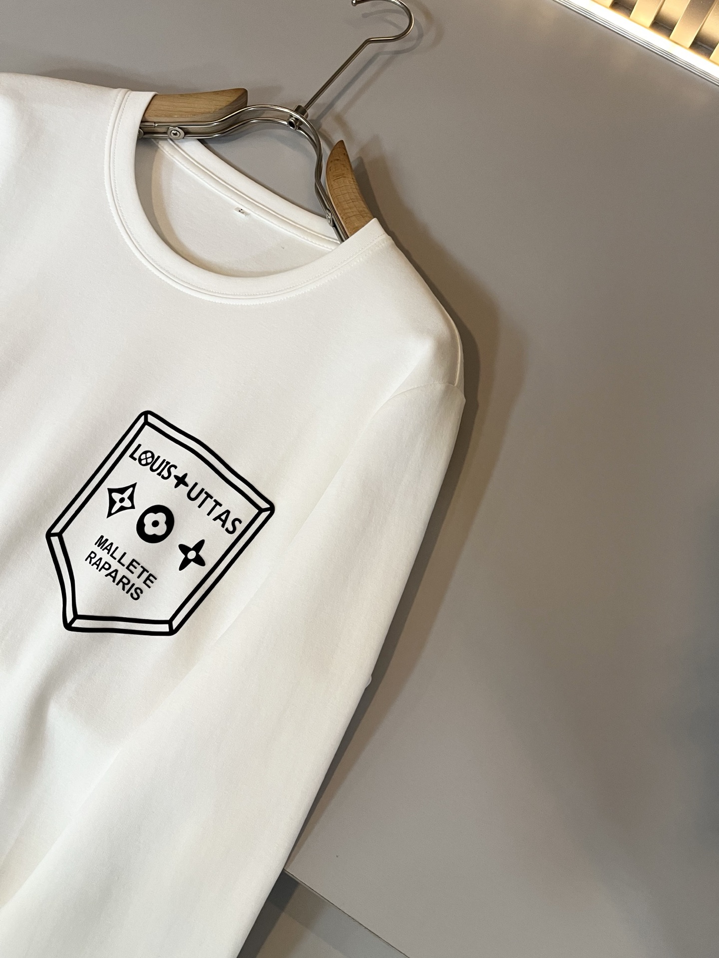 LouisVuitt*路易*登 2025秋冬新款男士长袖打底衫，非常时髦胸前logo压胶修饰！区别于以往