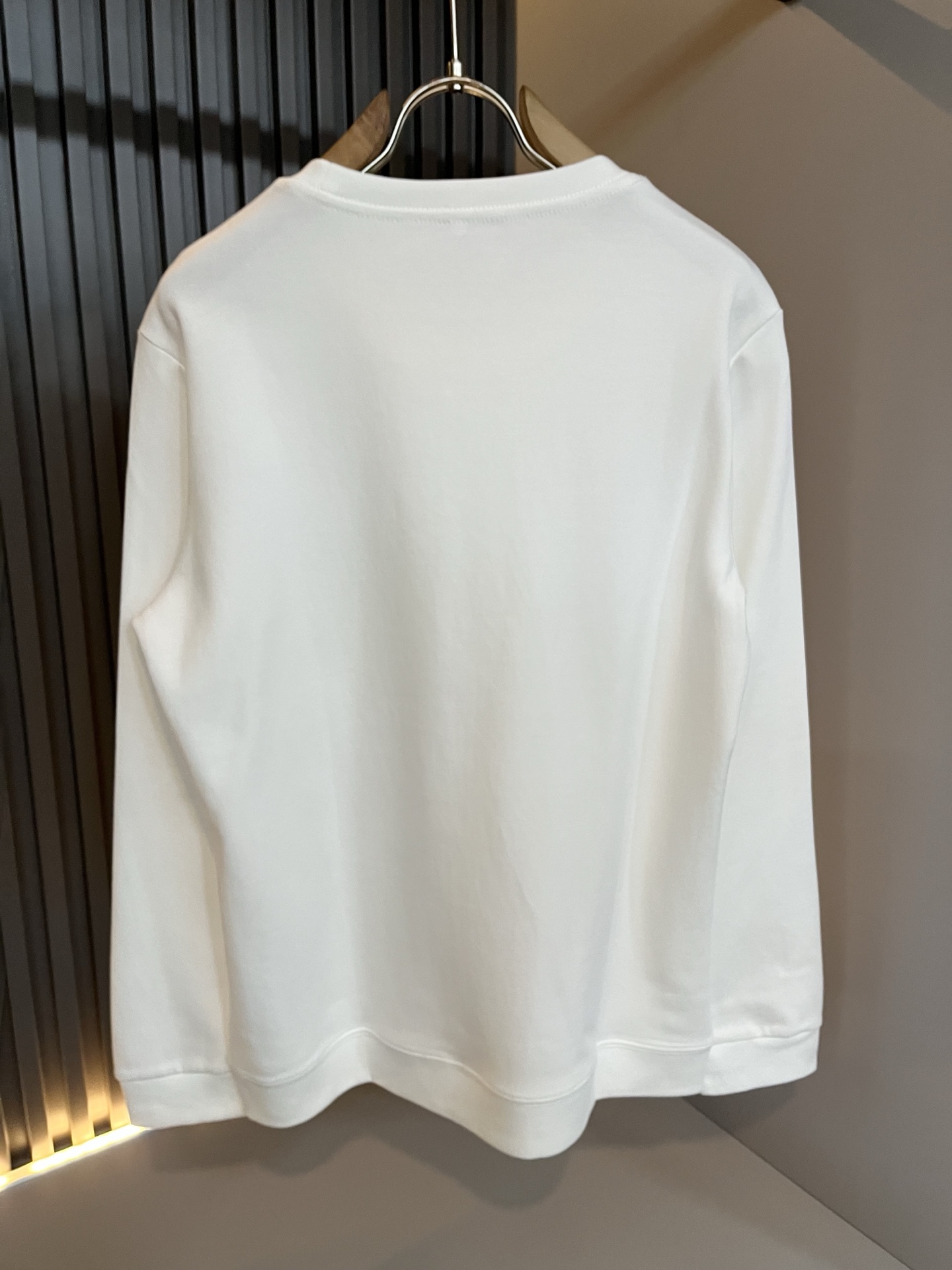 LouisVuitt*路易*登 2025秋冬新款男士长袖打底衫，非常时髦胸前logo压胶修饰！区别于以往