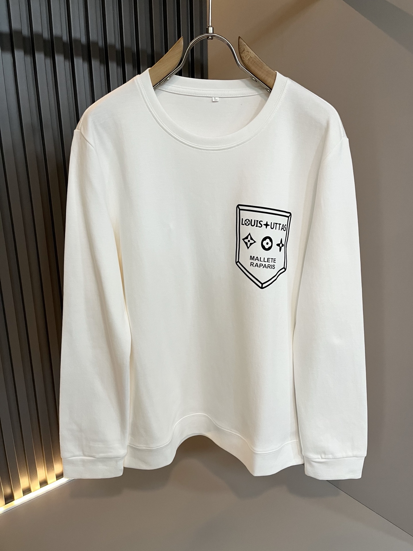 LouisVuitt*路易*登 2025秋冬新款男士长袖打底衫，非常时髦胸前logo压胶修饰！区别于以往