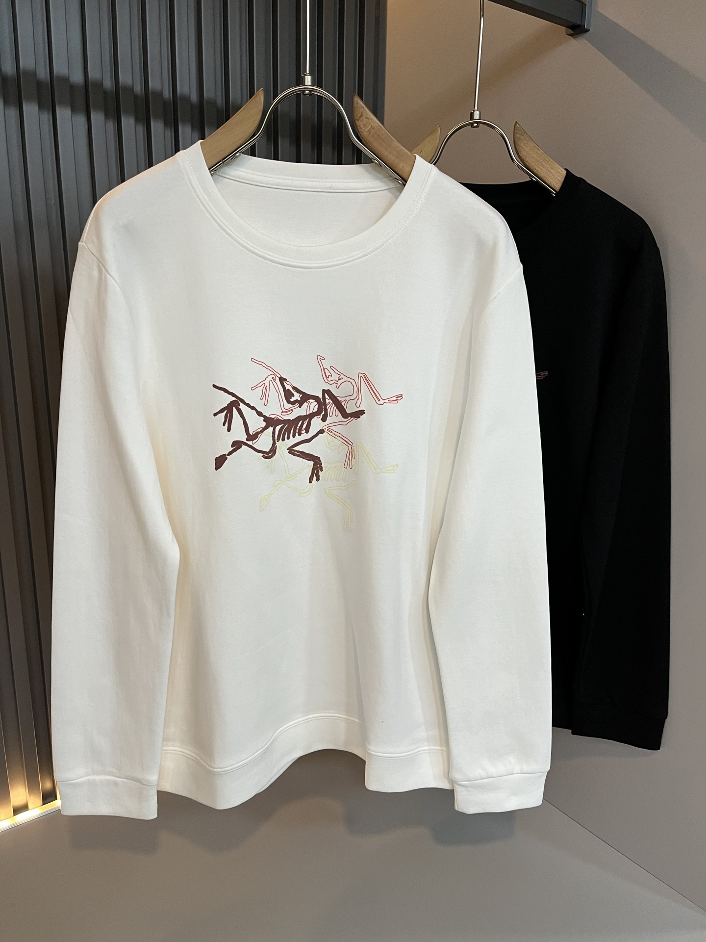 NO:629024,ARCTER *  In addition to its considerable attainments in style design, the most obvious or most proficient thing is that it has deeper and unique insights and attainments in fabrics. Through continuous structural research and problem solving, it is characterized by unique research on fabrics. These alone are enough to support it to become one of the leading new logo brand images in the clothing manufacturing industry. This model is made of pure cotton!  The fabric is carefully blended with pure cotton, and feels smooth and soft, with both natural beauty and comfort. The large-body cut is simple and clean, and the fabric shows a different hazy structural beauty. It is exclusively customized through mold opening. The fabric tests the skills of the workers and can be smooth, compliant and wrinkle-free!  Logo pattern laminated design on the chest!  It really tests the handicrafts of each master!  It makes the whole thing clean and tidy, without leaving a trace of thread. Nowadays, men who are pursuing life are also more refined in their lives!  Size M-4XL,arc'teryx,alexander wang19860909ARCTER*X始*祖鸟 2025秋冬新款男女同款休闲打底衫,户外品牌可能大家第一想到的就是加拿大鹅、始祖鸟.给人一种标签试的感觉！除了在款式设计上颇有造诣之外,最明显或者说最为拿手的,应该就是在面料上的拥有更深独特见解跟造诣了.通过不断地结构研究和问题处理,在以面料独特研究为特征,仅凭这些就已经足以支撑其成为服装制造行业中,首屈可数的新标志品牌形象.此款采用纯棉材质！通过精工混纺纯棉之后的面料,手感细滑柔软,同时兼具自然美感跟舒适度.大身上版型裁剪简洁干净,面料上显现出了不一样朦胧的结构性美感来.独家开模定制而成,面料及其考验工人的技术,能做到平整服帖又不起皱！胸前logo图案压胶设计！真的是很考验每位师傅的手工制作！使得整体干净利索,不留一丝线头.现在对于生活有所追求的男性也在生活中更为精致！尺码M-4XL,arc'teryx,alexander wang,Men's clothing