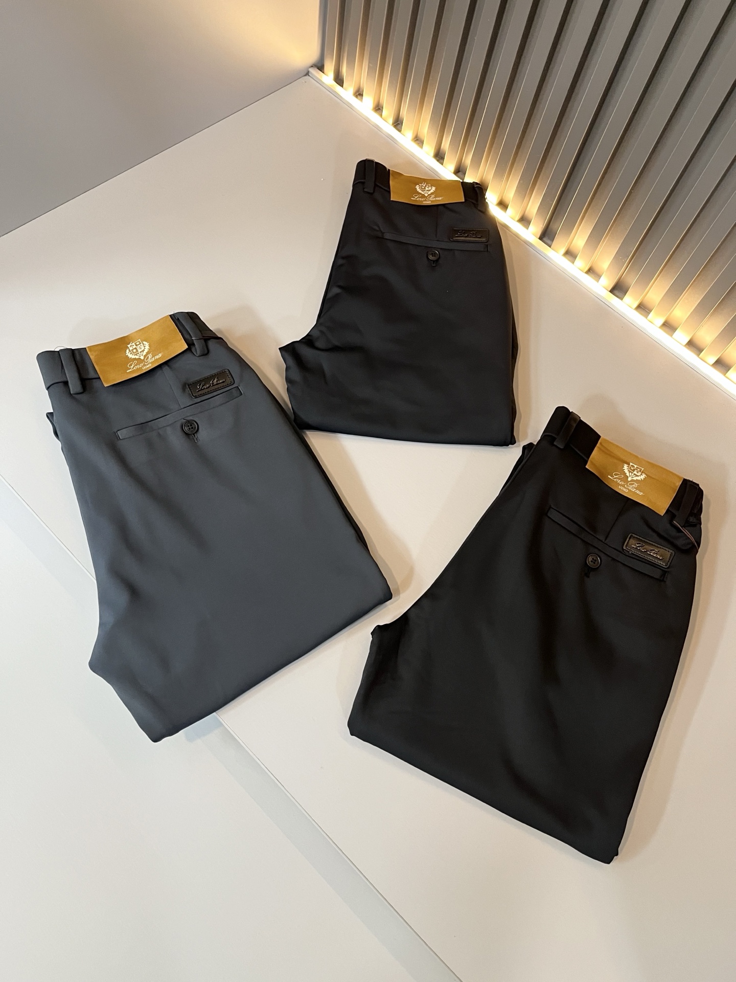 Loro Piana诺悠翩雅 2025秋冬新品男士休闲裤，最新的贸易订单全品相！！网红款！后幅皮革log