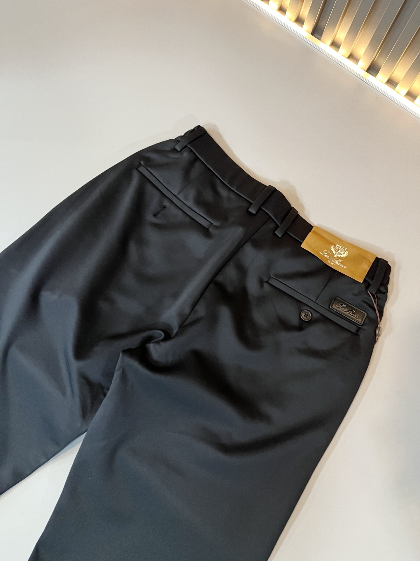 Loro Piana诺悠翩雅 2025秋冬新品男士休闲裤，最新的贸易订单全品相！！网红款！后幅皮革log