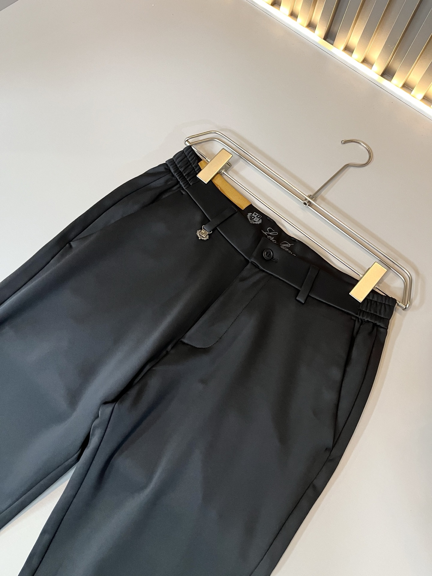 Loro Piana诺悠翩雅 2025秋冬新品男士休闲裤，最新的贸易订单全品相！！网红款！后幅皮革log