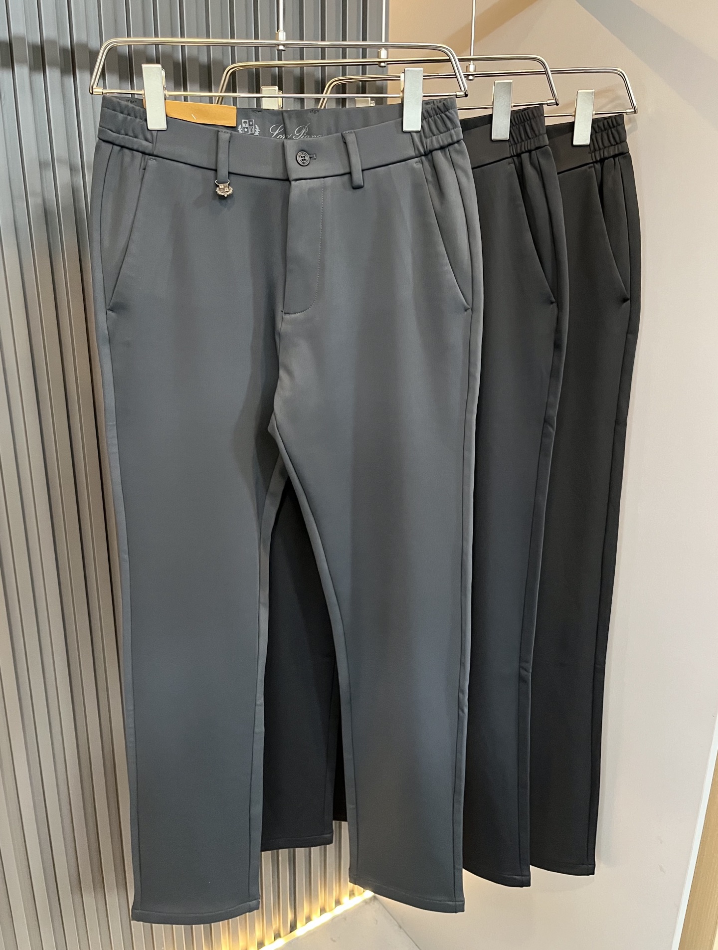 NO:628977,Loro Piana 2025 autumn and winter new men's casual pants, the latest trade order, full product picture!  !  Internet celebrity model!  Leather logo design on the back panel!  The upper body is comfortable and breathable, not stiff, and the overall body has a rich three-dimensional feel. It is a quality export order. Customized and exclusive elastic spandex fabric tailoring meets the simple needs of commuters for dressing. The upper body effect is very good, slimming, and not picky about the figure. The fabric workmanship... is impeccable. Only good craftsmanship and good fabrics can make you wear a good taste. It is a must-have item for everyone!  Size 30-40,,loro piana,alexander wang19860909Loro Piana诺悠翩雅 2025秋冬新品男士休闲裤,最新的贸易订单全品相！！网红款！后幅皮革logo设计！上身舒适透气,不僵硬,整体有着丰富的立体感,品质出口订单,定制专属弹力氨纶面料剪裁,满足通勤人们对于着装的简约需求,上身效果很好,显瘦,不挑剔身材.面料做工....无可挑剔,好工艺好面料才能穿出好品味一款,人手必备单品！尺码30-40,,loro piana,alexander wang,Men's clothing