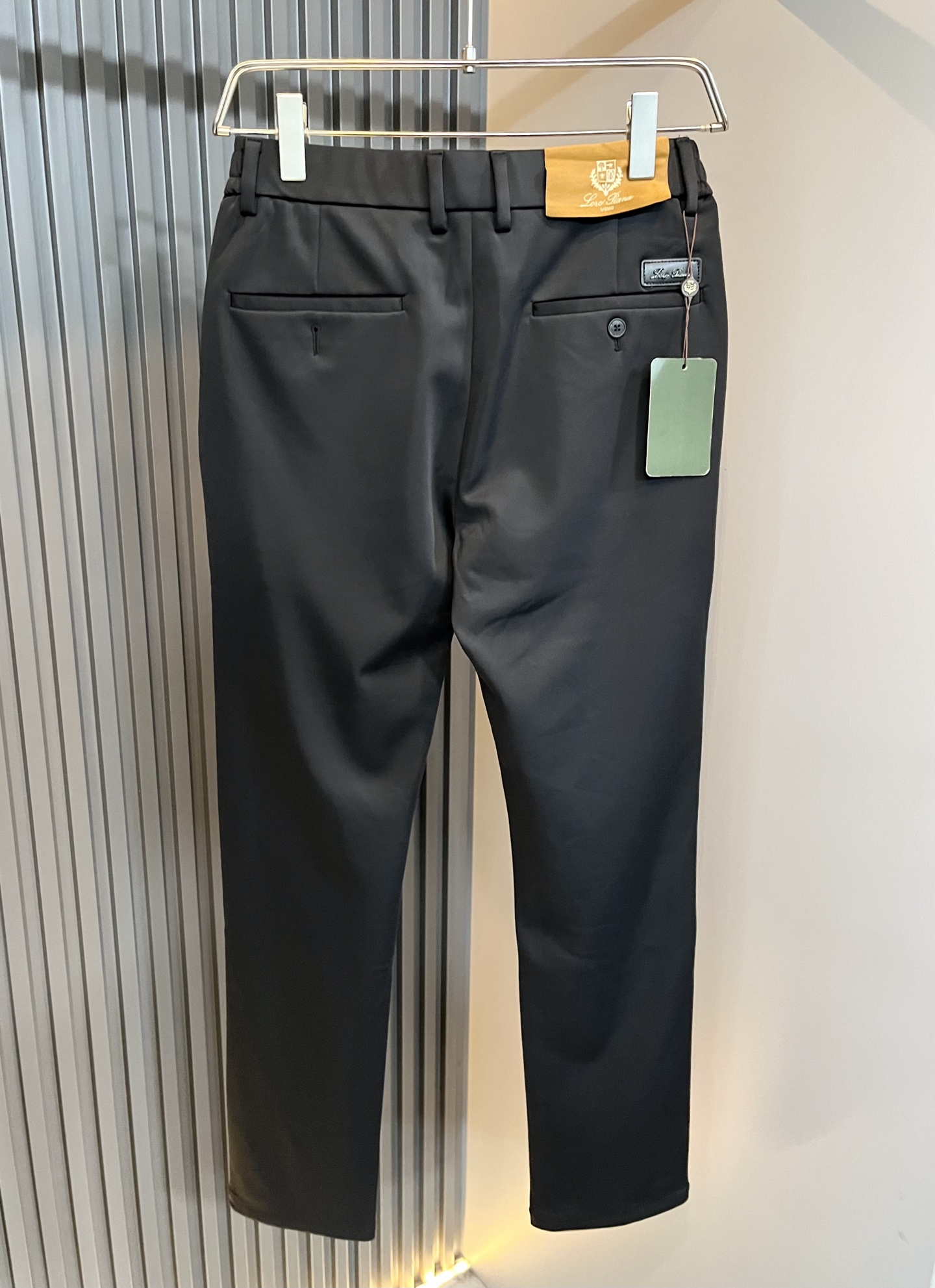 Loro Piana诺悠翩雅 2025秋冬新品男士休闲裤，最新的贸易订单全品相！！网红款！后幅皮革log