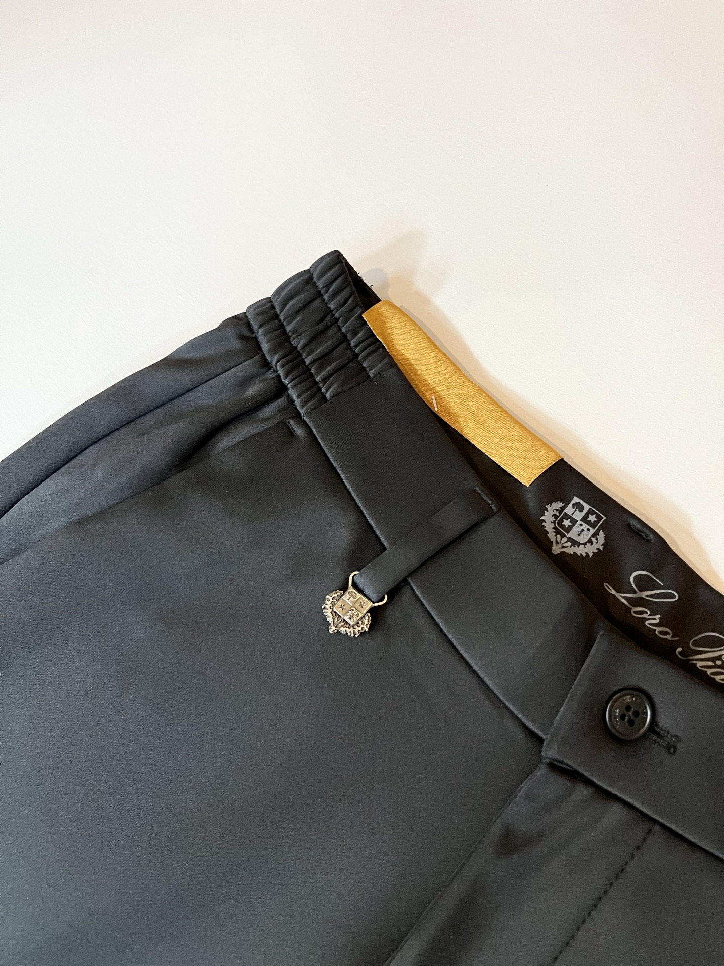 Loro Piana诺悠翩雅 2025秋冬新品男士休闲裤，最新的贸易订单全品相！！网红款！后幅皮革log