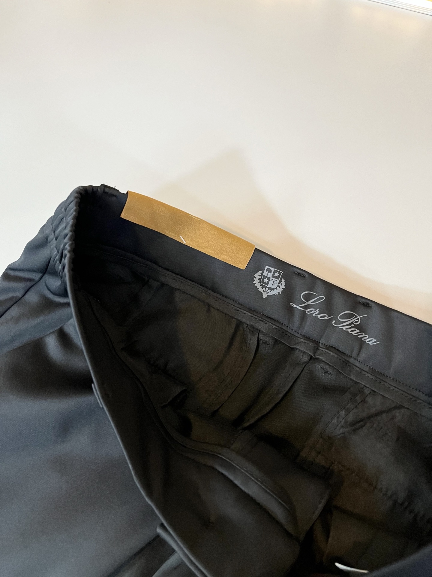 Loro Piana诺悠翩雅 2025秋冬新品男士休闲裤，最新的贸易订单全品相！！网红款！后幅皮革log