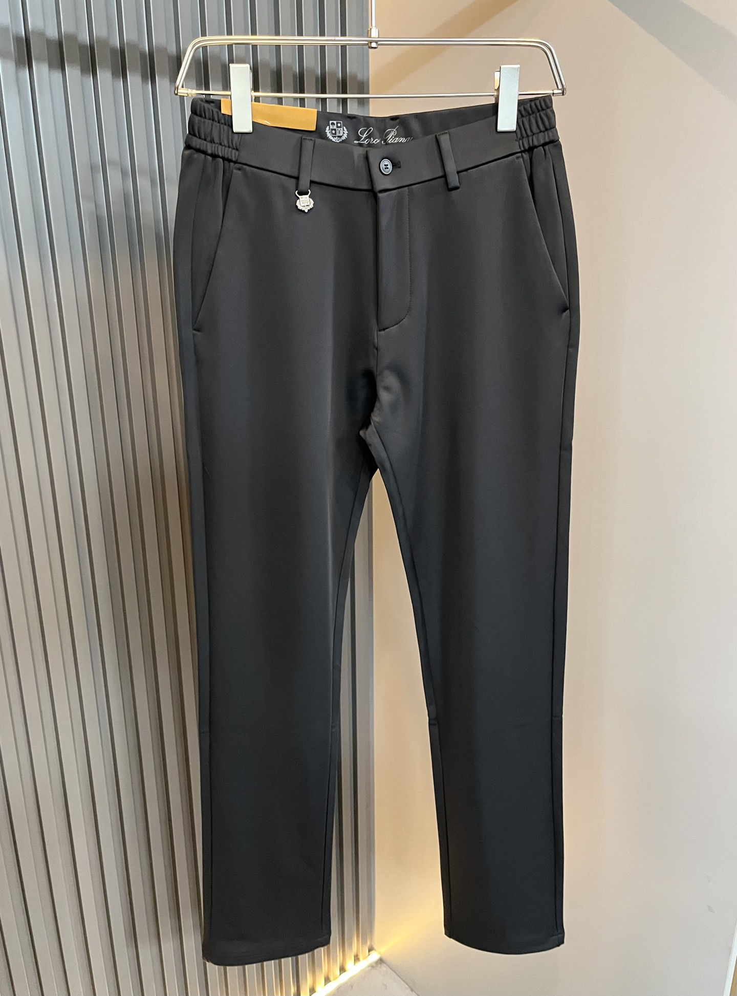 Loro Piana诺悠翩雅 2025秋冬新品男士休闲裤，最新的贸易订单全品相！！网红款！后幅皮革log