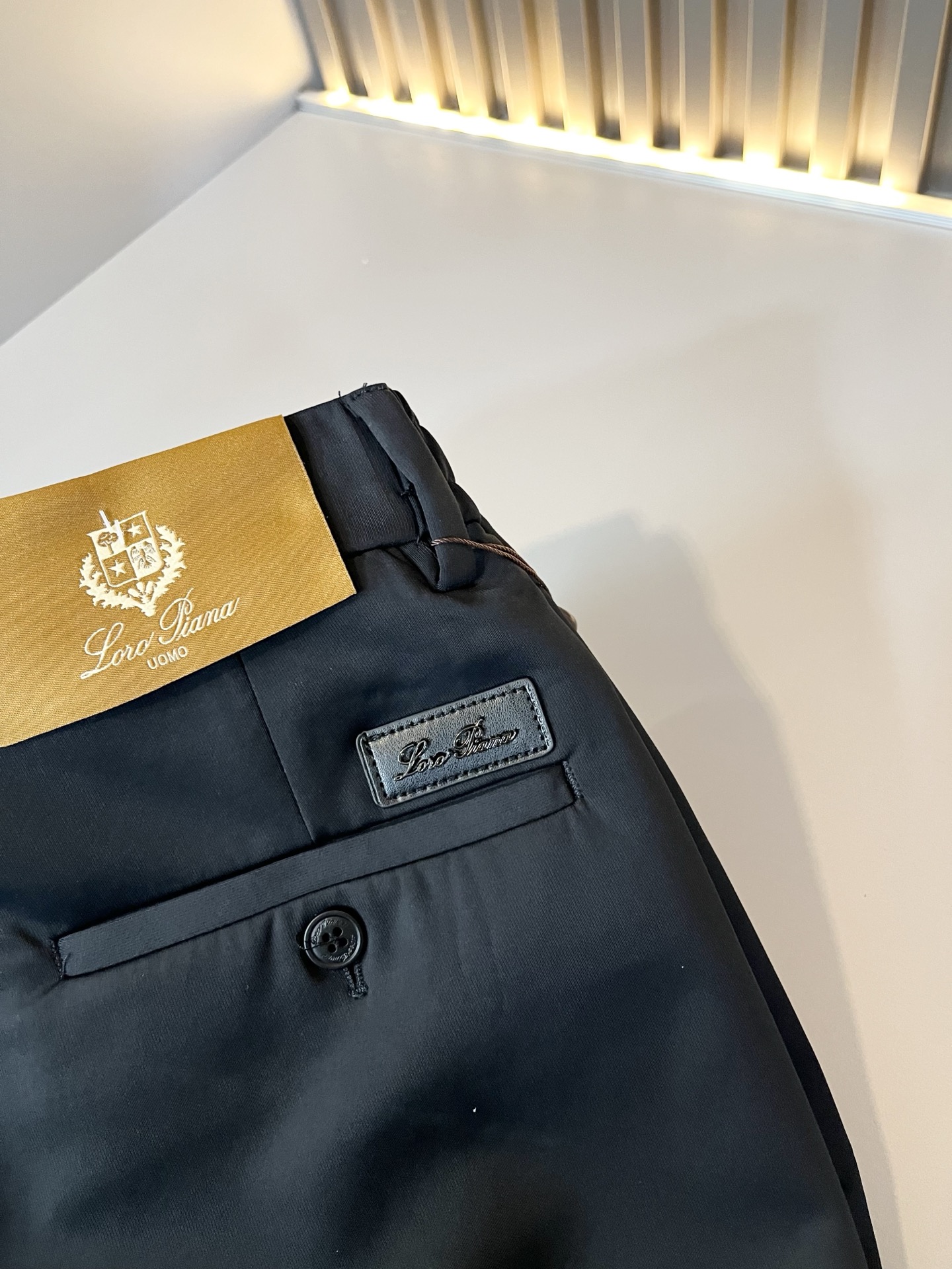 Loro Piana诺悠翩雅 2025秋冬新品男士休闲裤，最新的贸易订单全品相！！网红款！后幅皮革log