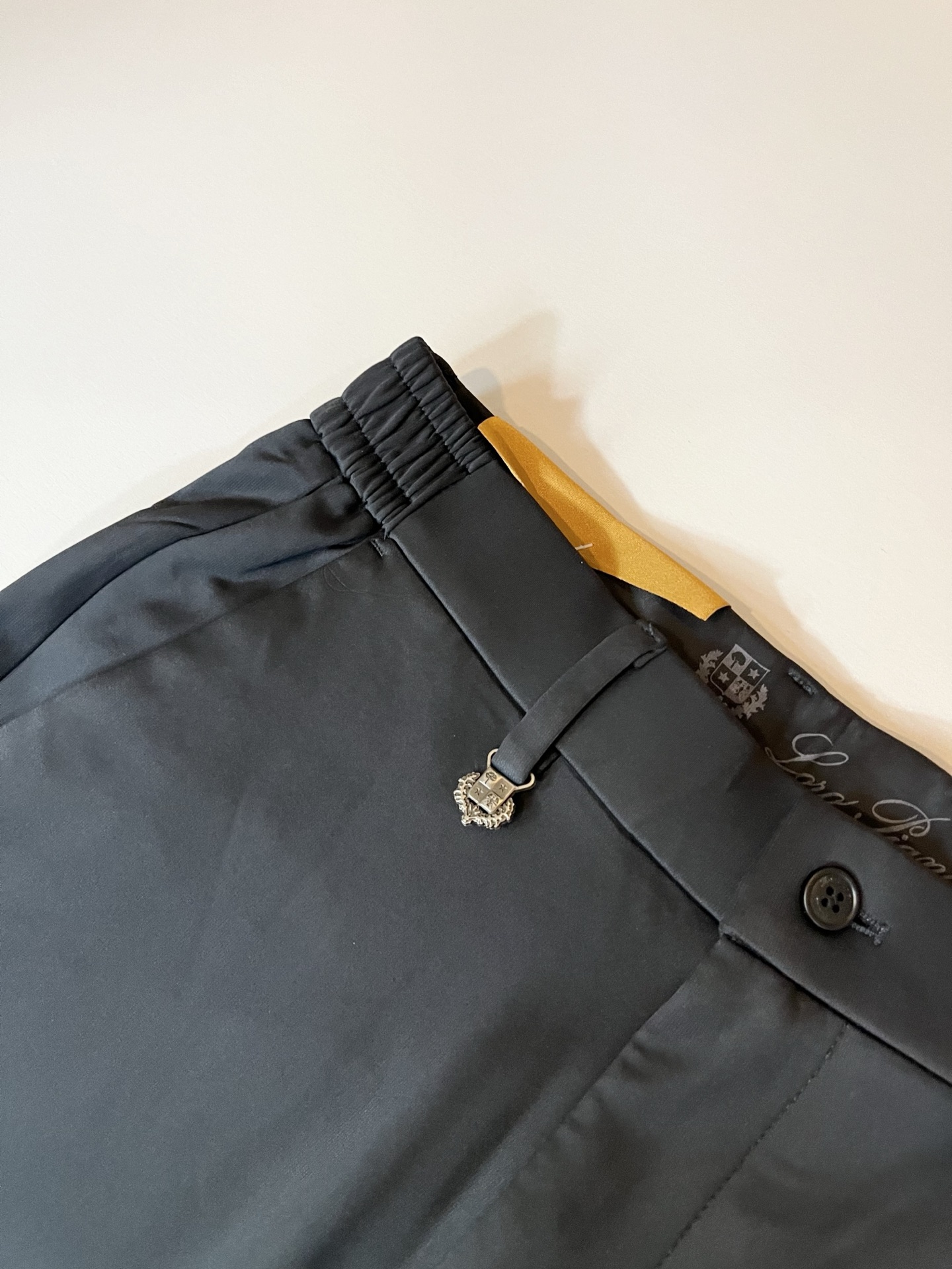 Loro Piana诺悠翩雅 2025秋冬新品男士休闲裤，最新的贸易订单全品相！！网红款！后幅皮革log