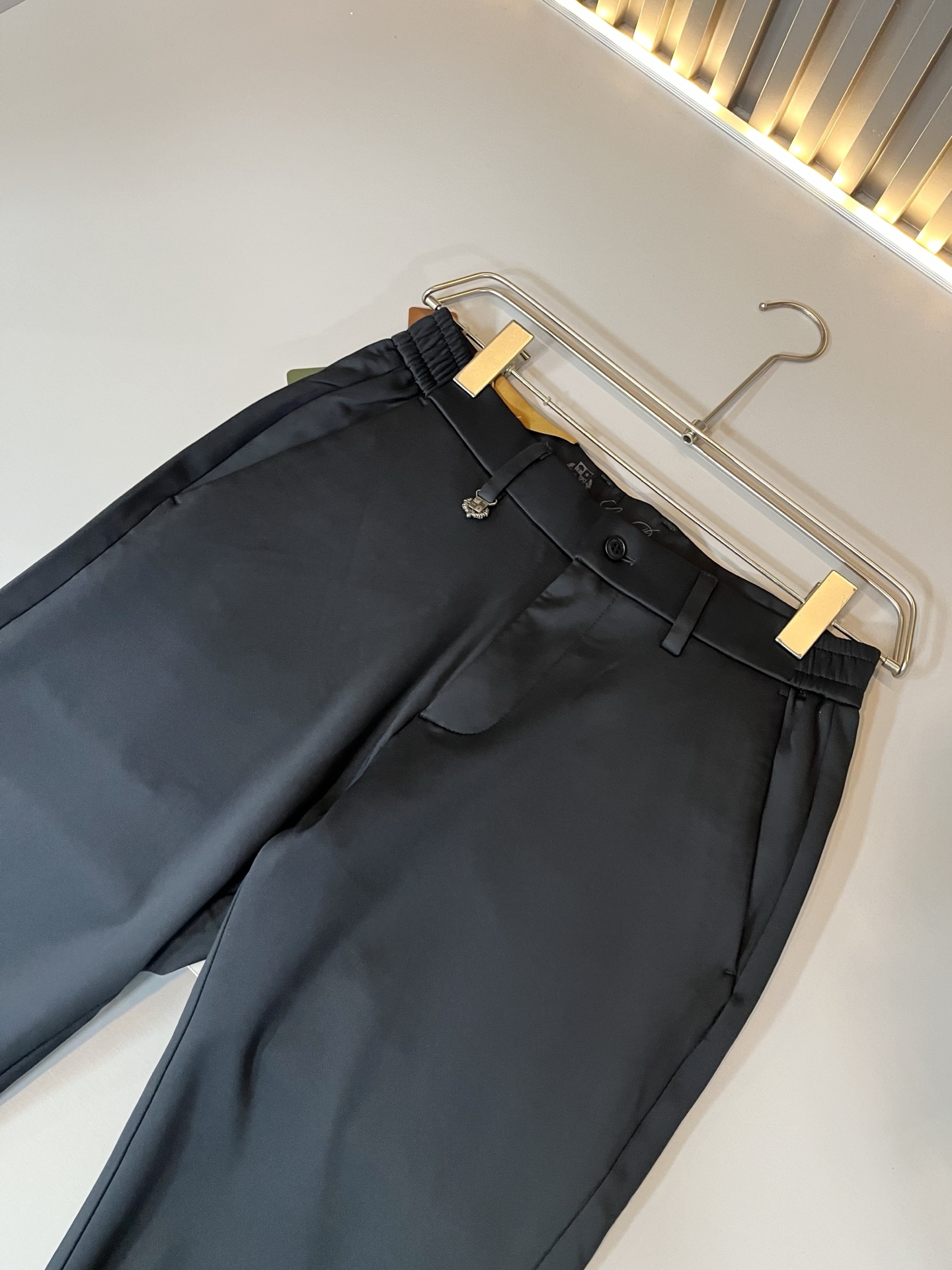 Loro Piana诺悠翩雅 2025秋冬新品男士休闲裤，最新的贸易订单全品相！！网红款！后幅皮革log