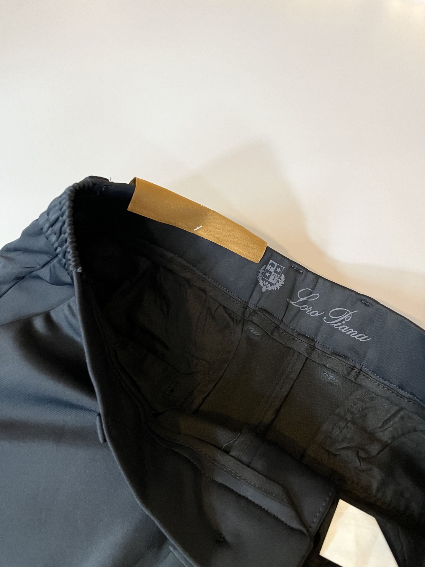 Loro Piana诺悠翩雅 2025秋冬新品男士休闲裤，最新的贸易订单全品相！！网红款！后幅皮革log