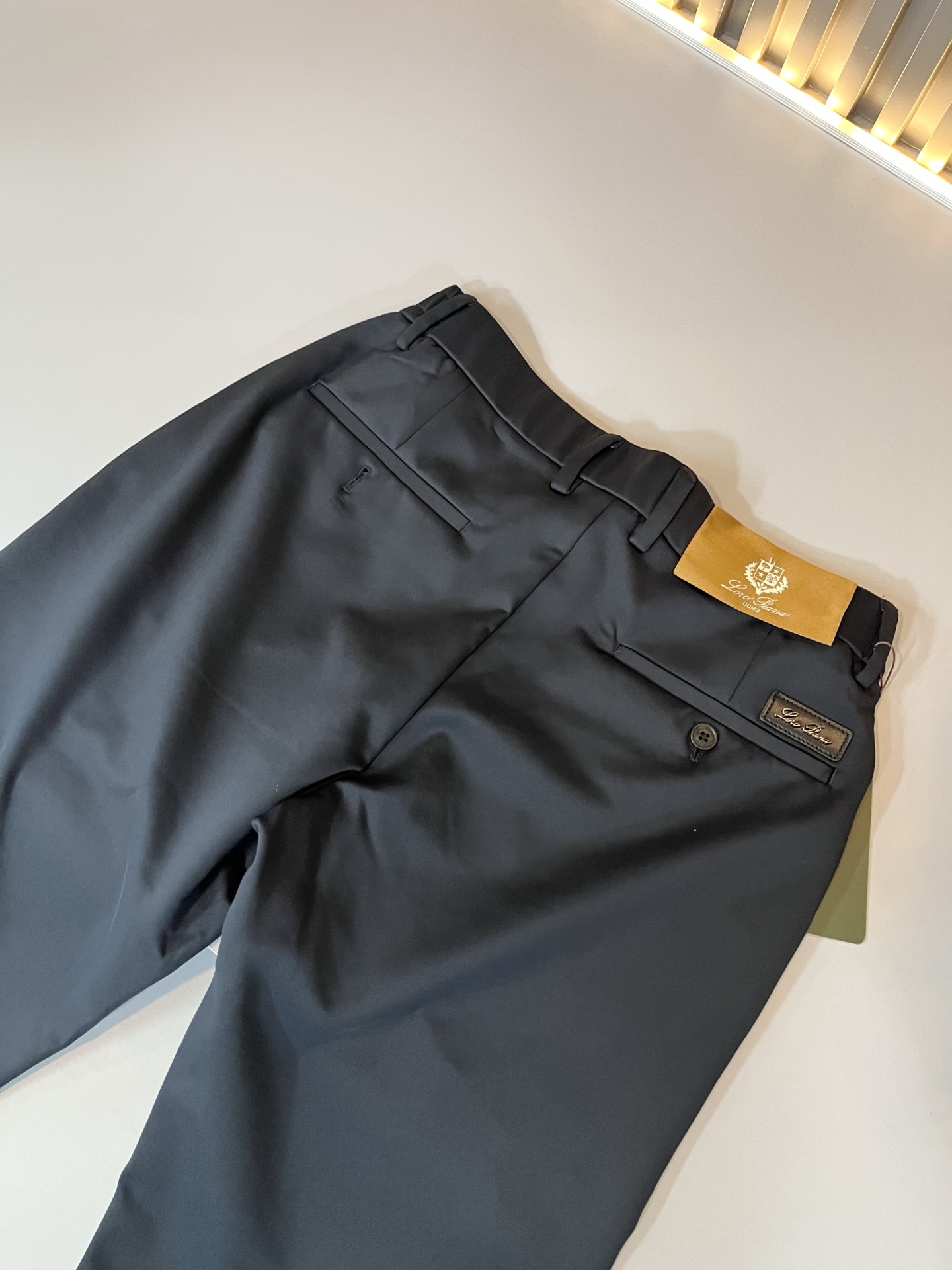 Loro Piana诺悠翩雅 2025秋冬新品男士休闲裤，最新的贸易订单全品相！！网红款！后幅皮革log