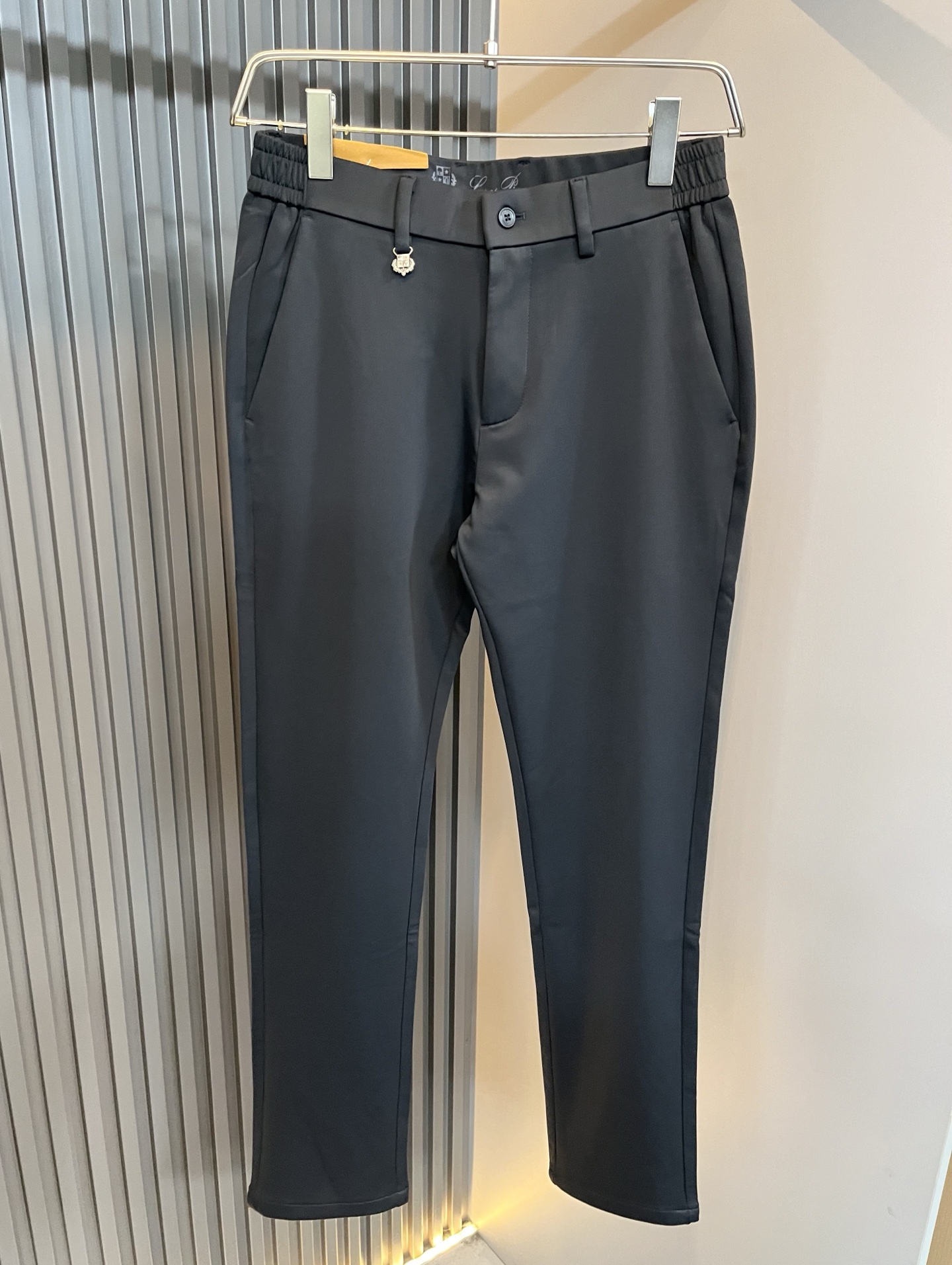 Loro Piana诺悠翩雅 2025秋冬新品男士休闲裤，最新的贸易订单全品相！！网红款！后幅皮革log