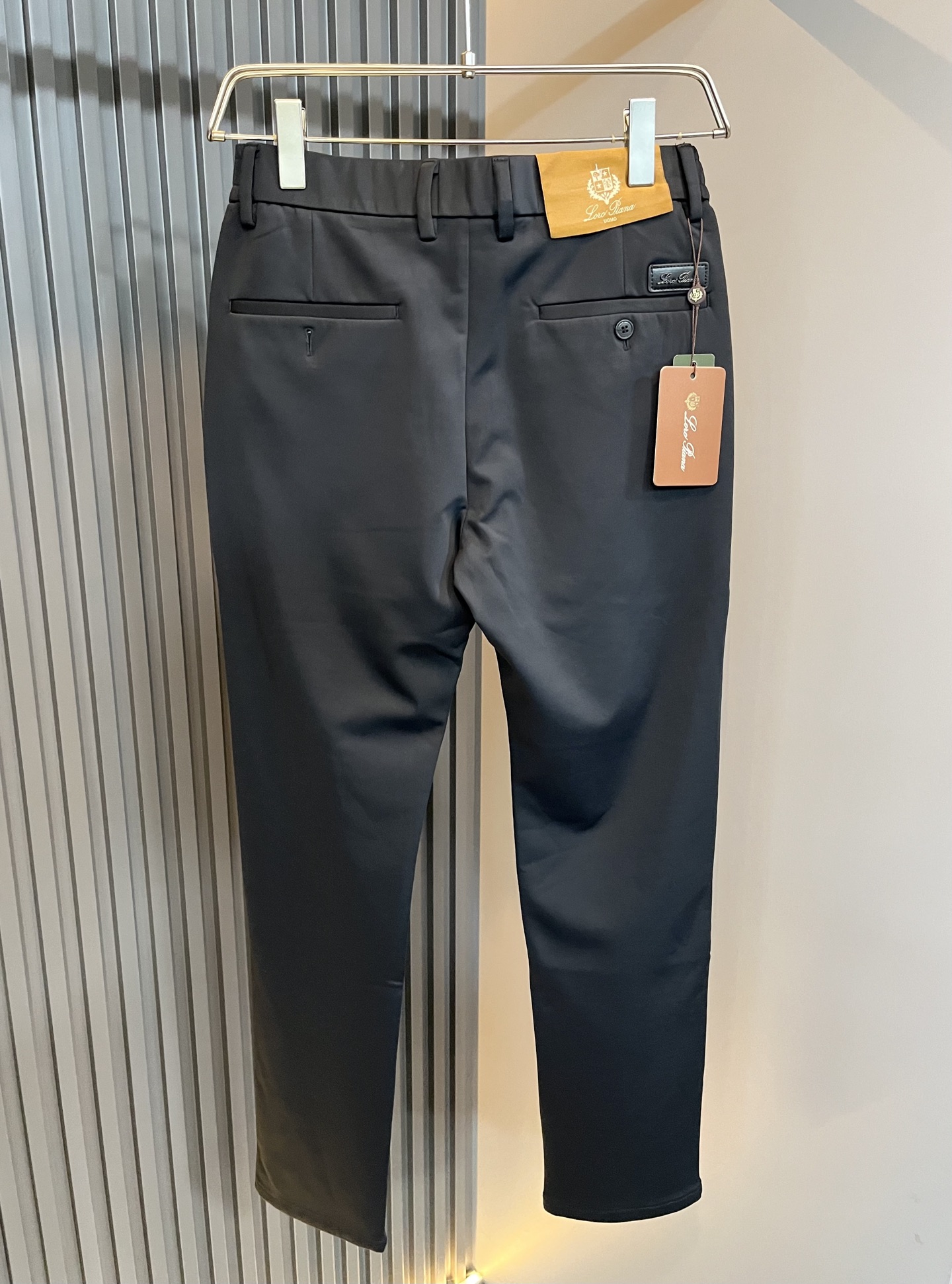 Loro Piana诺悠翩雅 2025秋冬新品男士休闲裤，最新的贸易订单全品相！！网红款！后幅皮革log