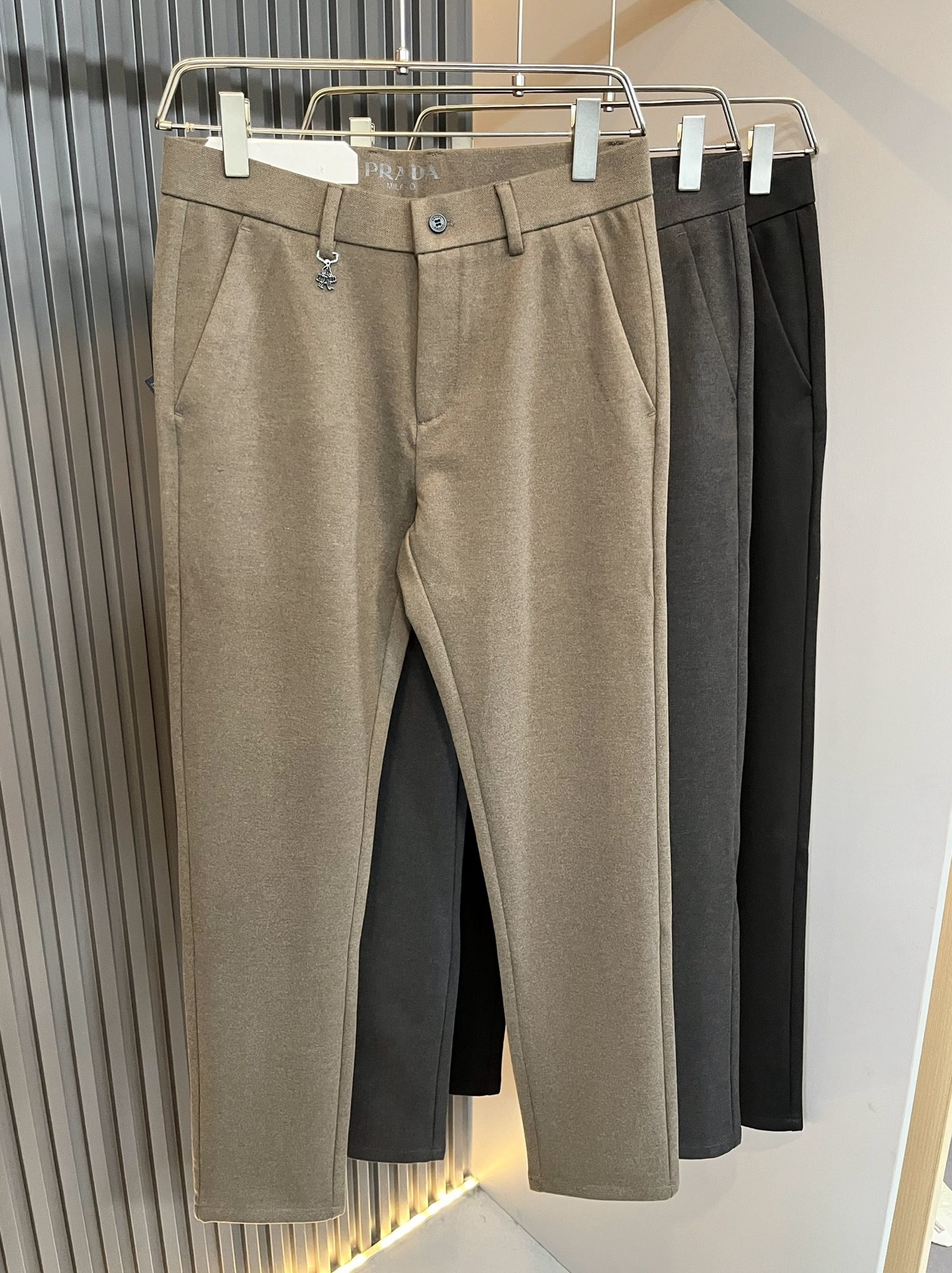 NO:628995,PRA*DA 2025 autumn and winter new cashmere trousers, men's classic business casual basic trousers and trousers!  Trading company channels are rare, leading official website sales!  A pair of trousers with both design value and practical wearability. Taking into account the fashion sense at the same time, it is definitely the best item of the P family this year!  Customized original cashmere fabric!  Getting the real thing will definitely make you want to repurchase infinitely!  The basic style of suit pants, with just the right cutting technology, is very tolerant to the body shape, can well modify the shape of the legs, visually makes the legs longer and straighter, and adds a lot of points to your appearance and aura!  Customized YKK metal zippers, customized original logo hardware and accessories for decoration!  The iconic classic logo hardware badge patch on the back is self-evident in its recognition and luxury, and it is low-key without losing the sense of identity!  The autumn and winter trousers are a versatile and basic classic that can be easily used for both business and leisure. There is no reason not to buy them!  Size 30-40 37 39,,prada,business suit,alexander wang19860909PRA*DA 普*达 2025秋冬新款羊绒西裤,男士经典商务休闲基础长裤西裤！贸易公司渠道稀出,领先官网发售！设计值与实穿性均在线的一款裤装,兼顾时尚感的同时,绝对算得上是今年P家最佳单品无疑！定制原版羊绒面料！实物到手绝对会让你有无限回购的渴望！基础的西装裤版型,恰到好处的裁剪工艺,对于身材包容性极好,能够很好的修饰腿型,在视觉上显腿长显腿直,为你的颜值与气场加分不少！客供定制YKK金属拉链,定制原版logo五金辅料修饰！后幅标志性经典标五金徽章贴饰,其辨识度与奢华感不言而喻,低调中不失身份感！的秋冬神裤,百搭基础的经典,商务休闲皆可轻松应对,根本找不到不入手的理由！尺码30-40 37 39,,prada,business suit,alexander wang,Men's clothing
