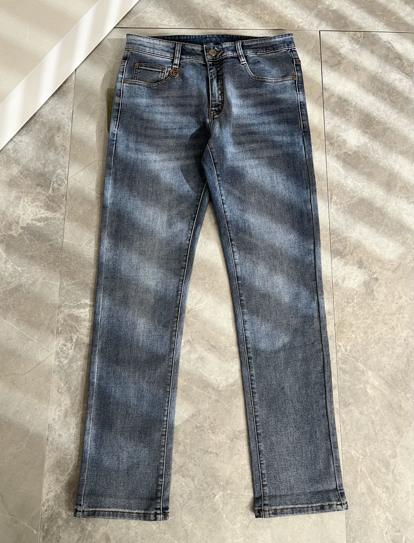 Guc*古奇 2025秋冬新品男士高端休闲百搭四季通勤修身剪裁牛仔裤！对于粉丝来说，这样大气的经典设计足