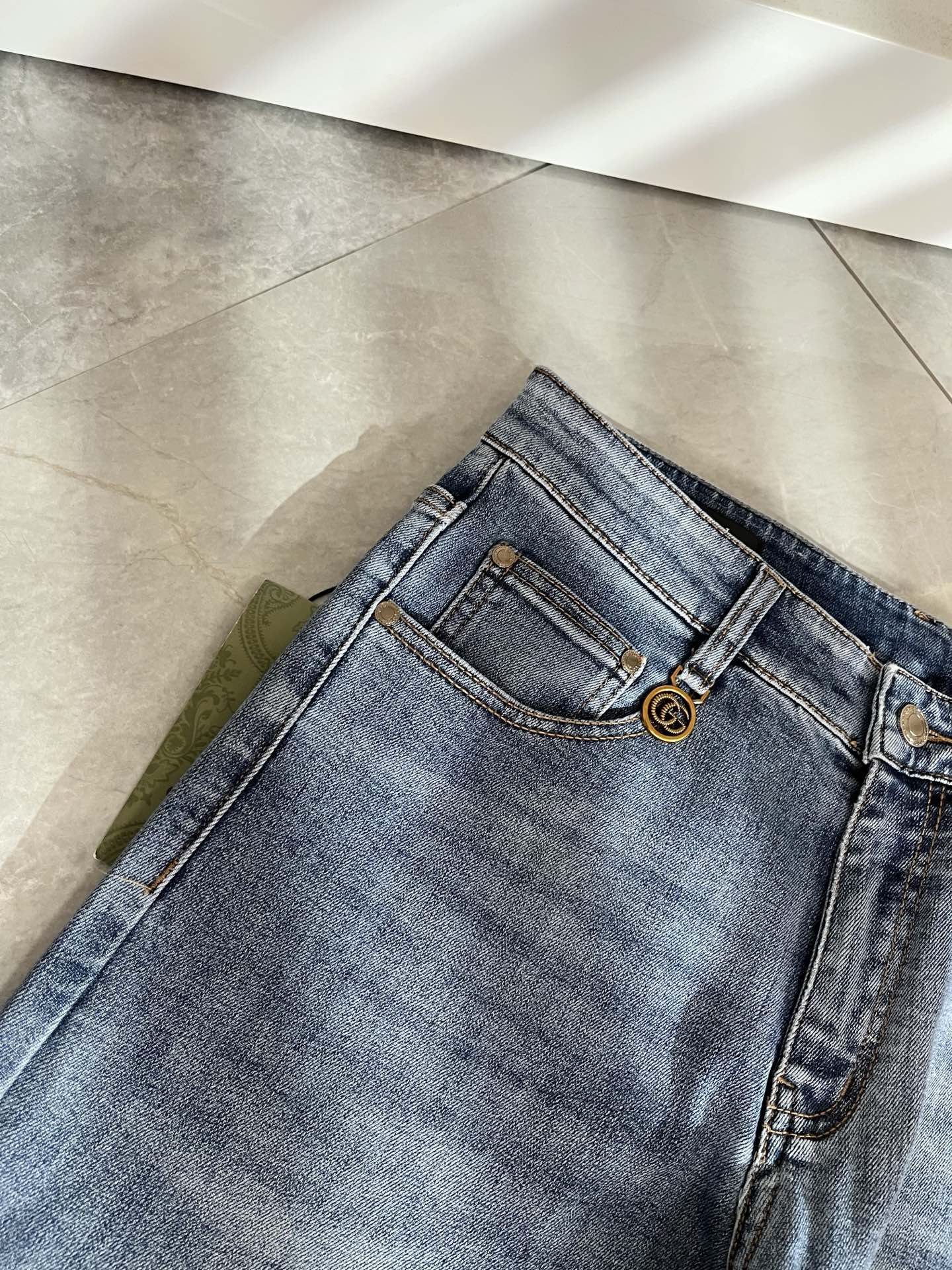 Guc*古奇 2025秋冬新品男士高端休闲百搭四季通勤修身剪裁牛仔裤！对于粉丝来说，这样大气的经典设计足