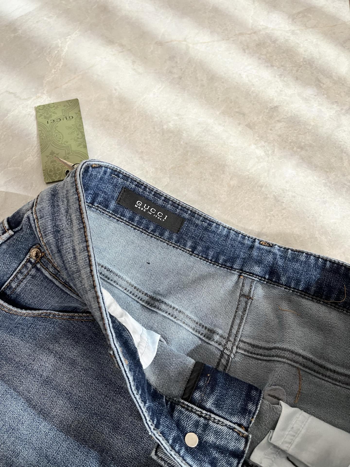 Guc*古奇 2025秋冬新品男士高端休闲百搭四季通勤修身剪裁牛仔裤！对于粉丝来说，这样大气的经典设计足