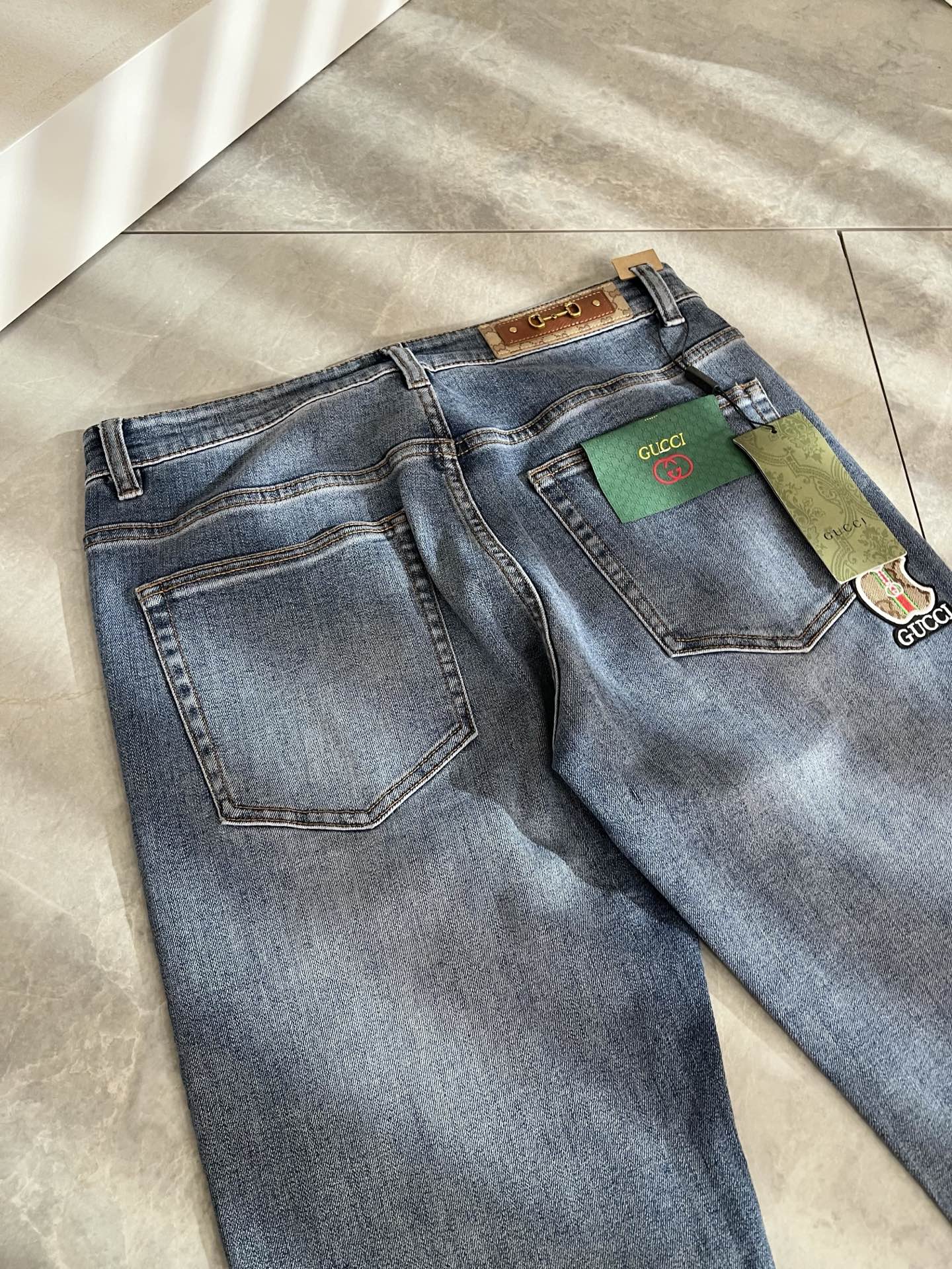 Guc*古奇 2025秋冬新品男士高端休闲百搭四季通勤修身剪裁牛仔裤！对于粉丝来说，这样大气的经典设计足