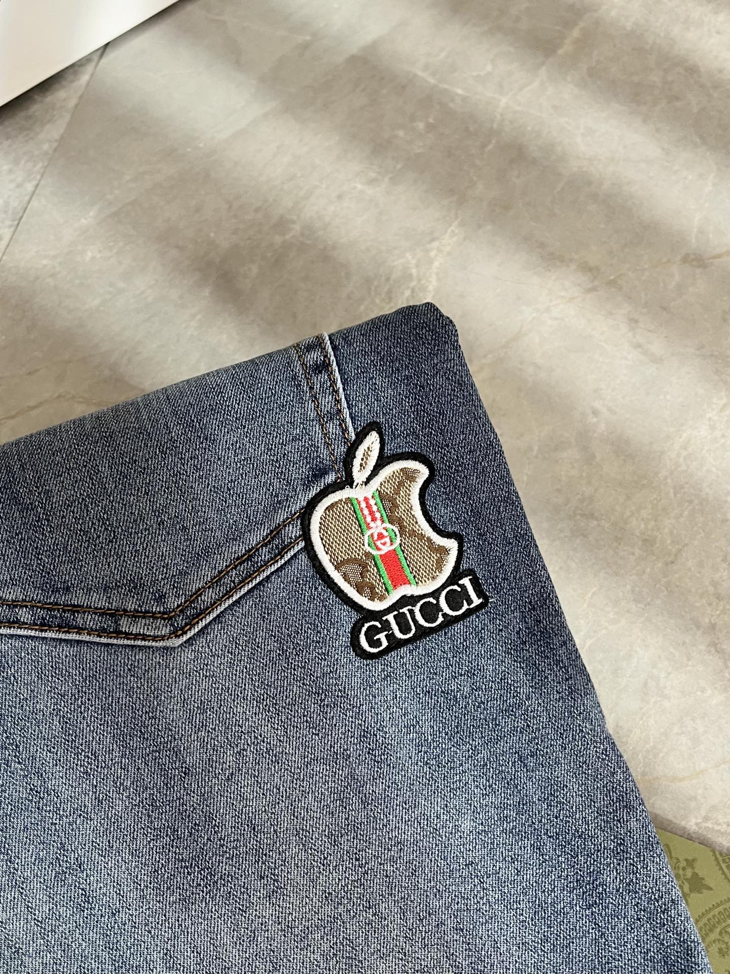 Guc*古奇 2025秋冬新品男士高端休闲百搭四季通勤修身剪裁牛仔裤！对于粉丝来说，这样大气的经典设计足