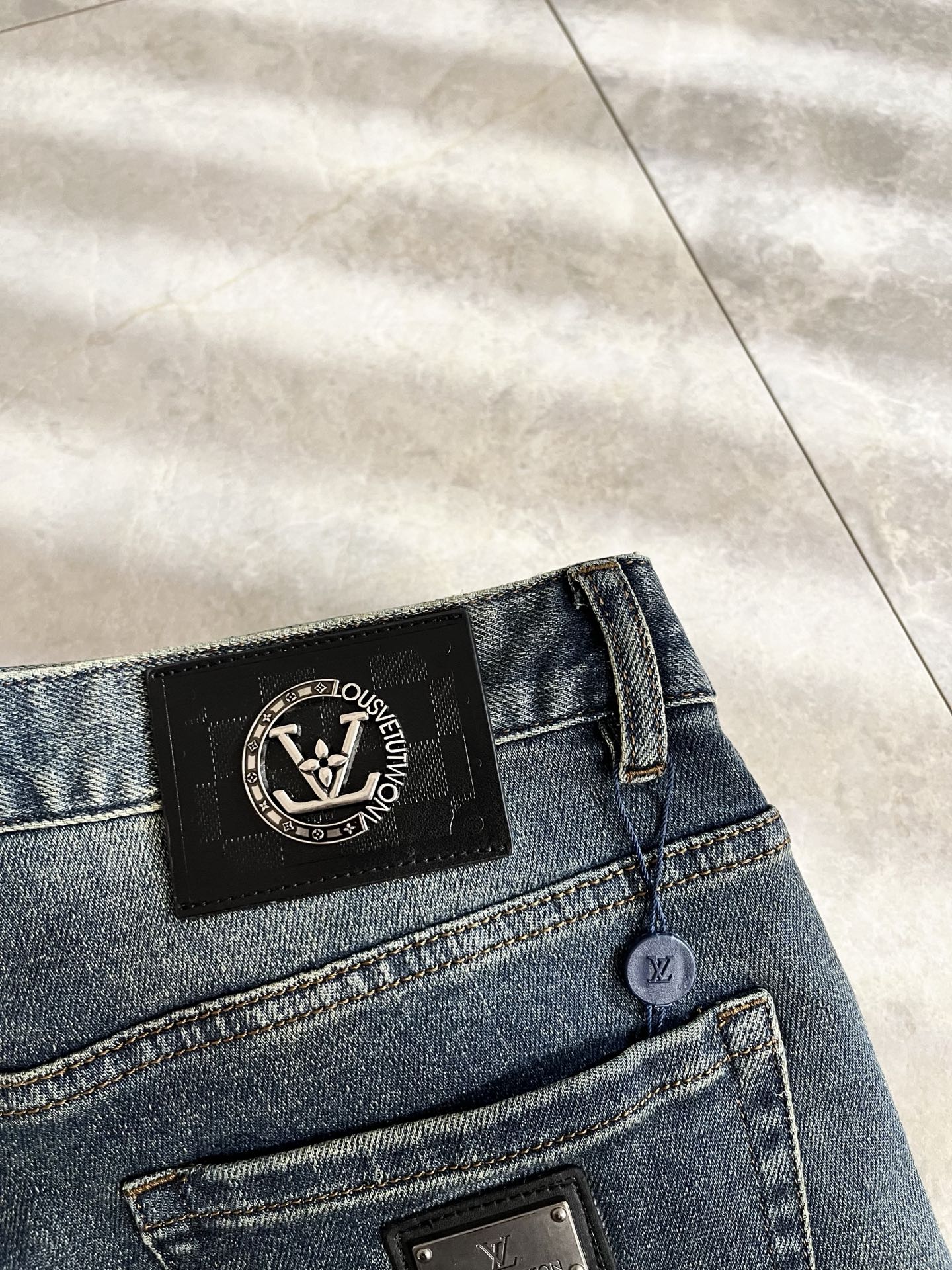 Louis Vuitto*路易*登2025秋冬新款男士经典水洗小直筒牛仔长裤。绝佳的上身性能，百搭之选，
