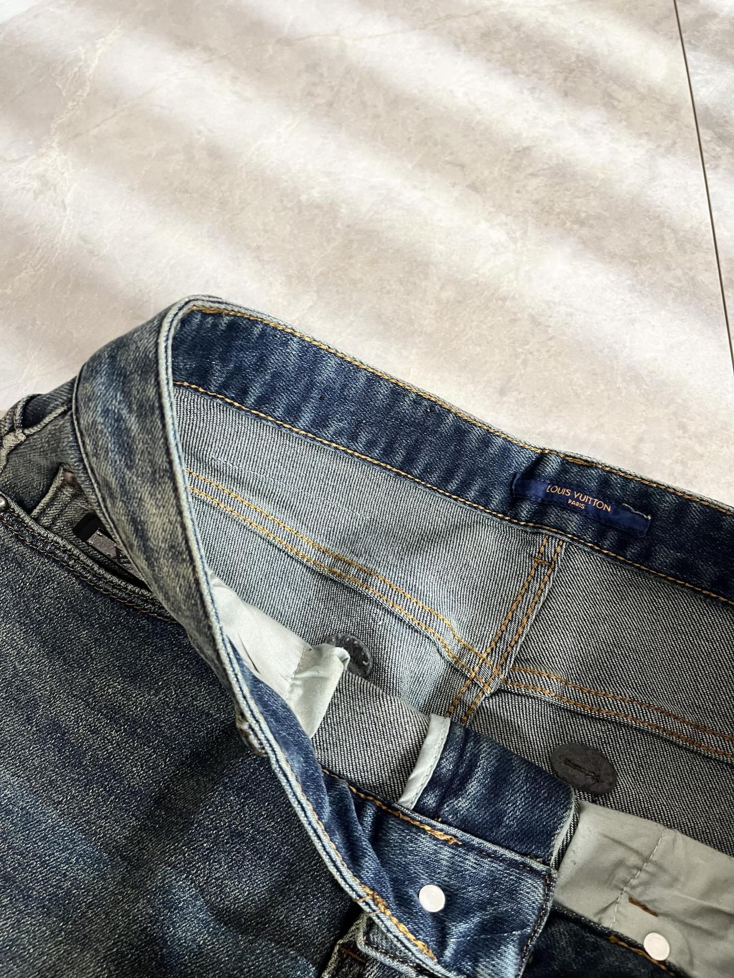 Louis Vuitto*路易*登2025秋冬新款男士经典水洗小直筒牛仔长裤。绝佳的上身性能，百搭之选，